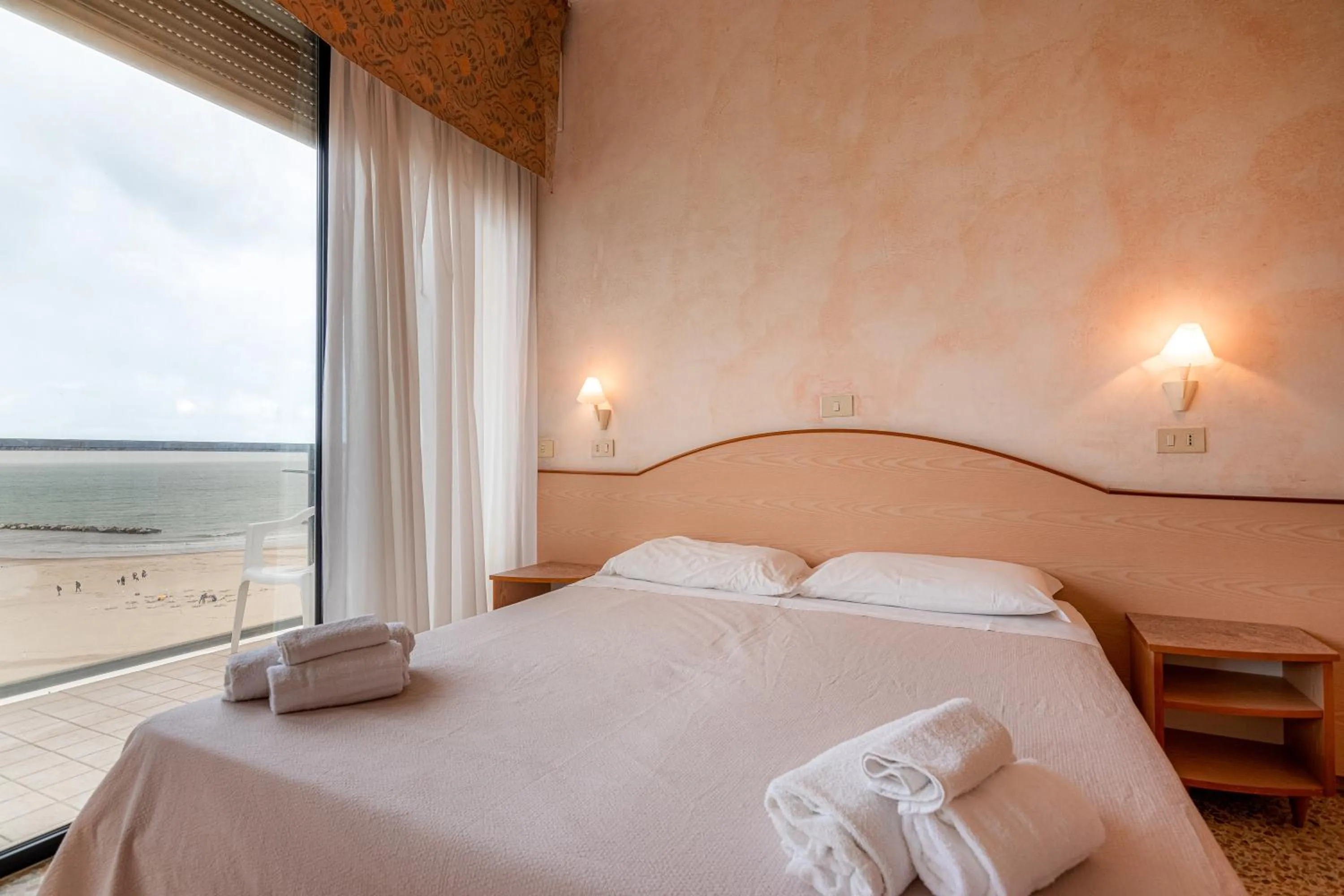 Bedroom, Bed in Hotel Crown