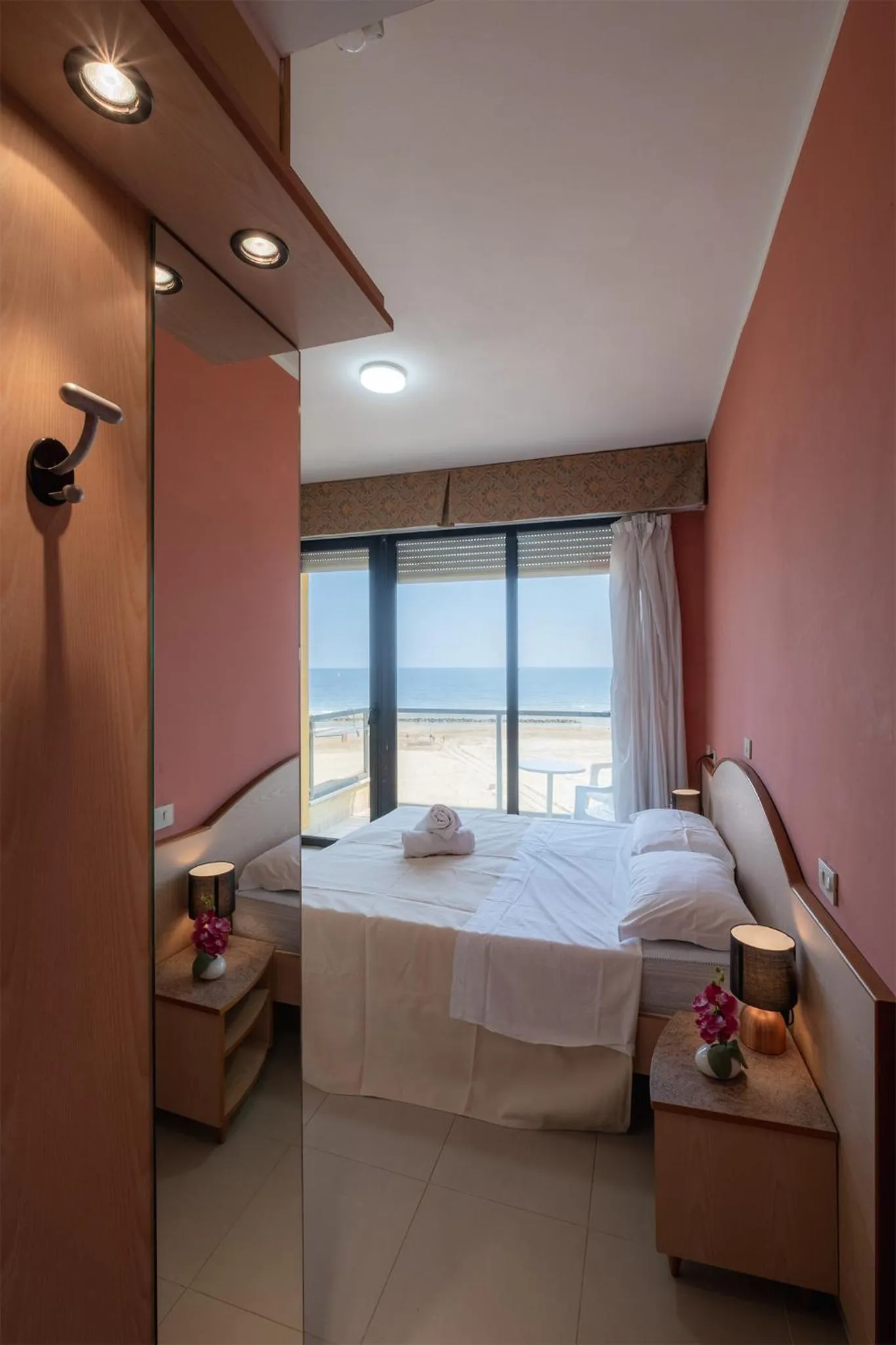 Bedroom, Bed in Hotel Crown