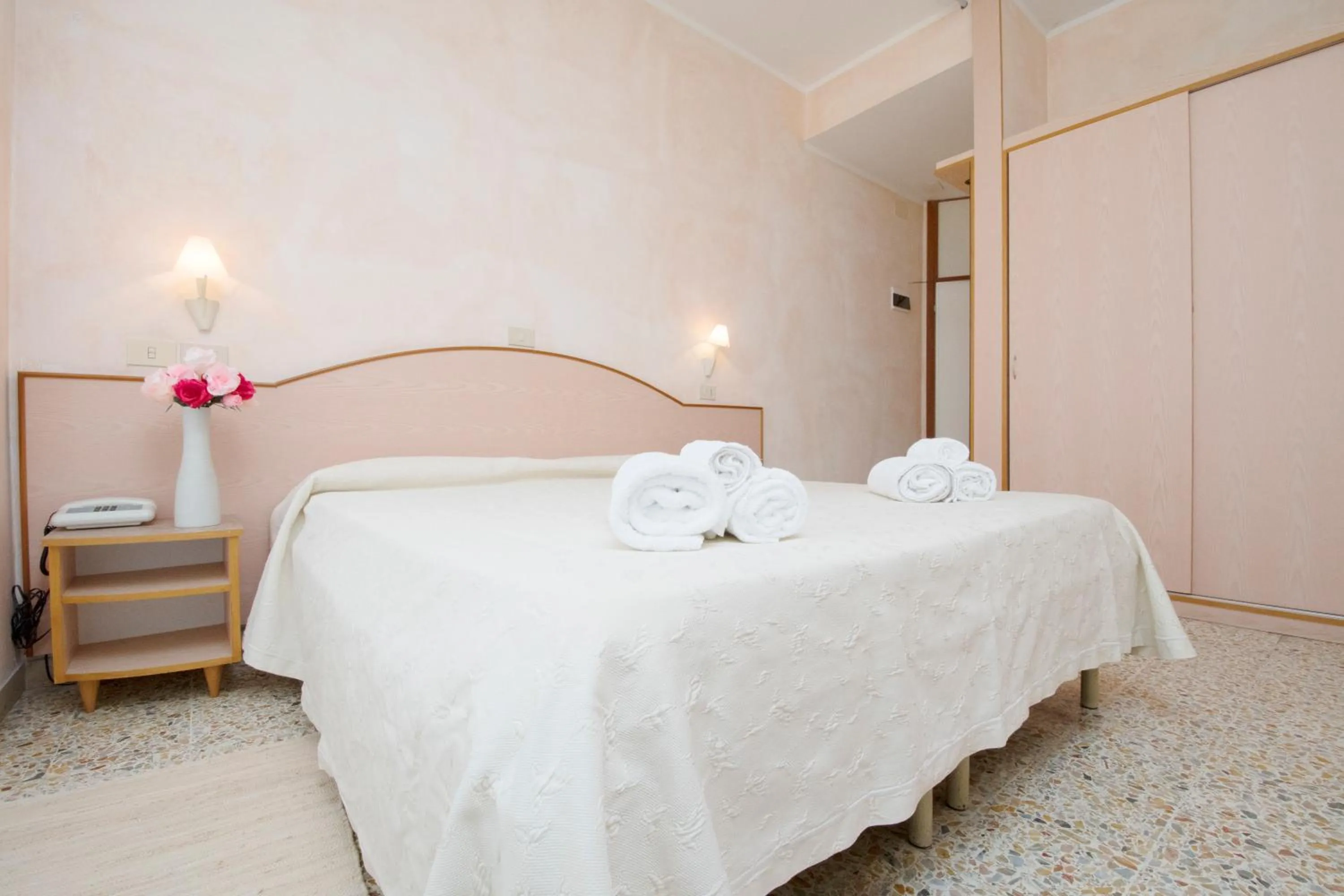 Photo of the whole room, Bed in Hotel Crown