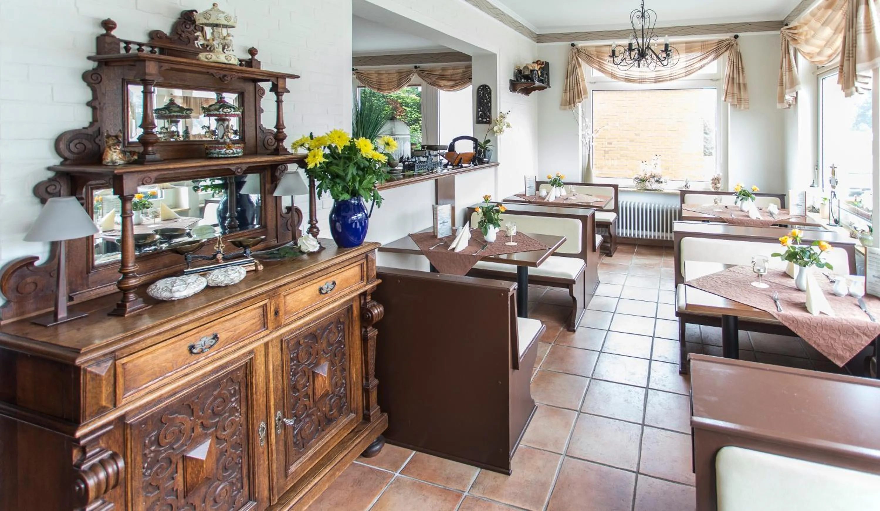 Restaurant/places to eat in Hotel Peters