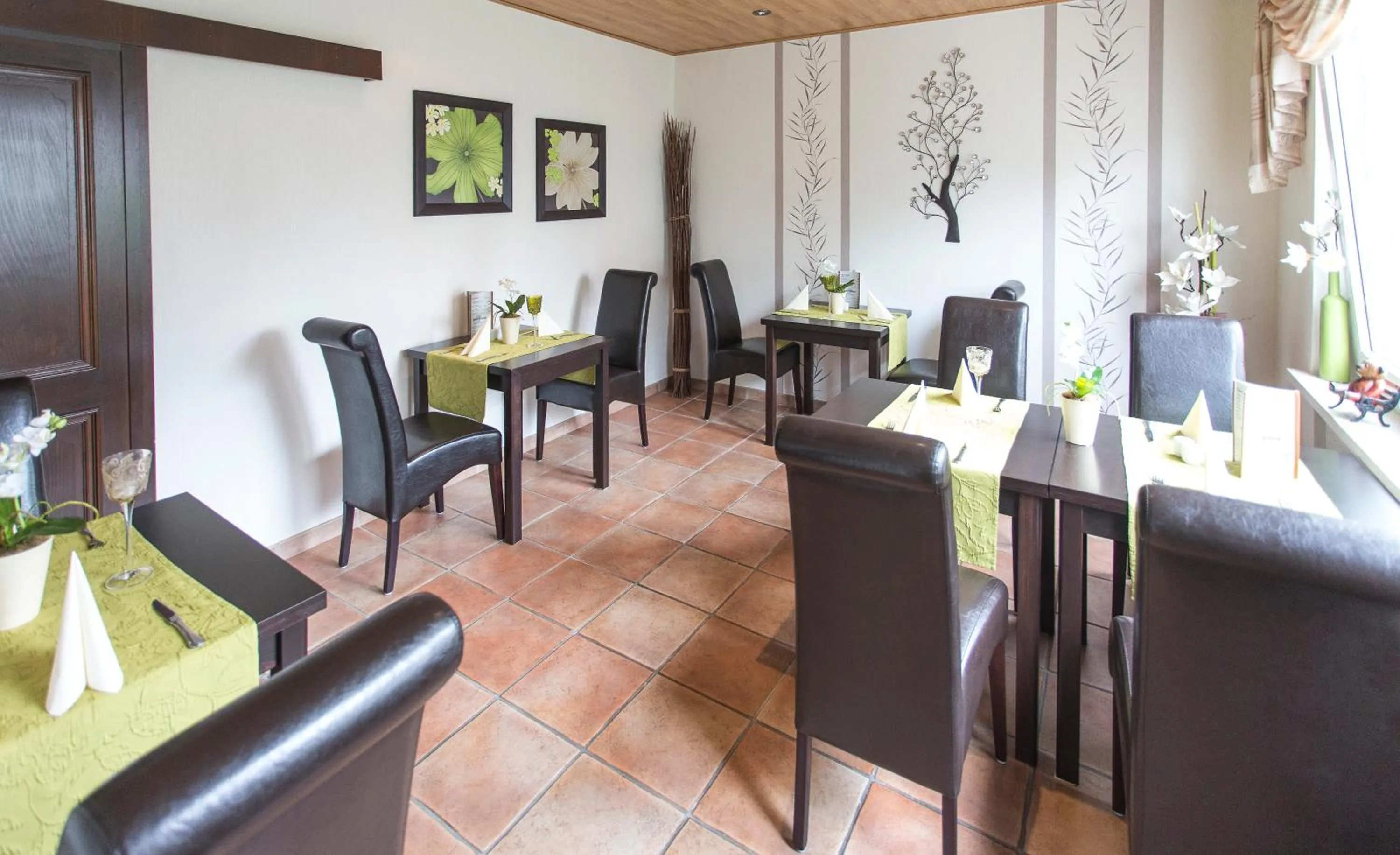 Restaurant/places to eat in Hotel Peters