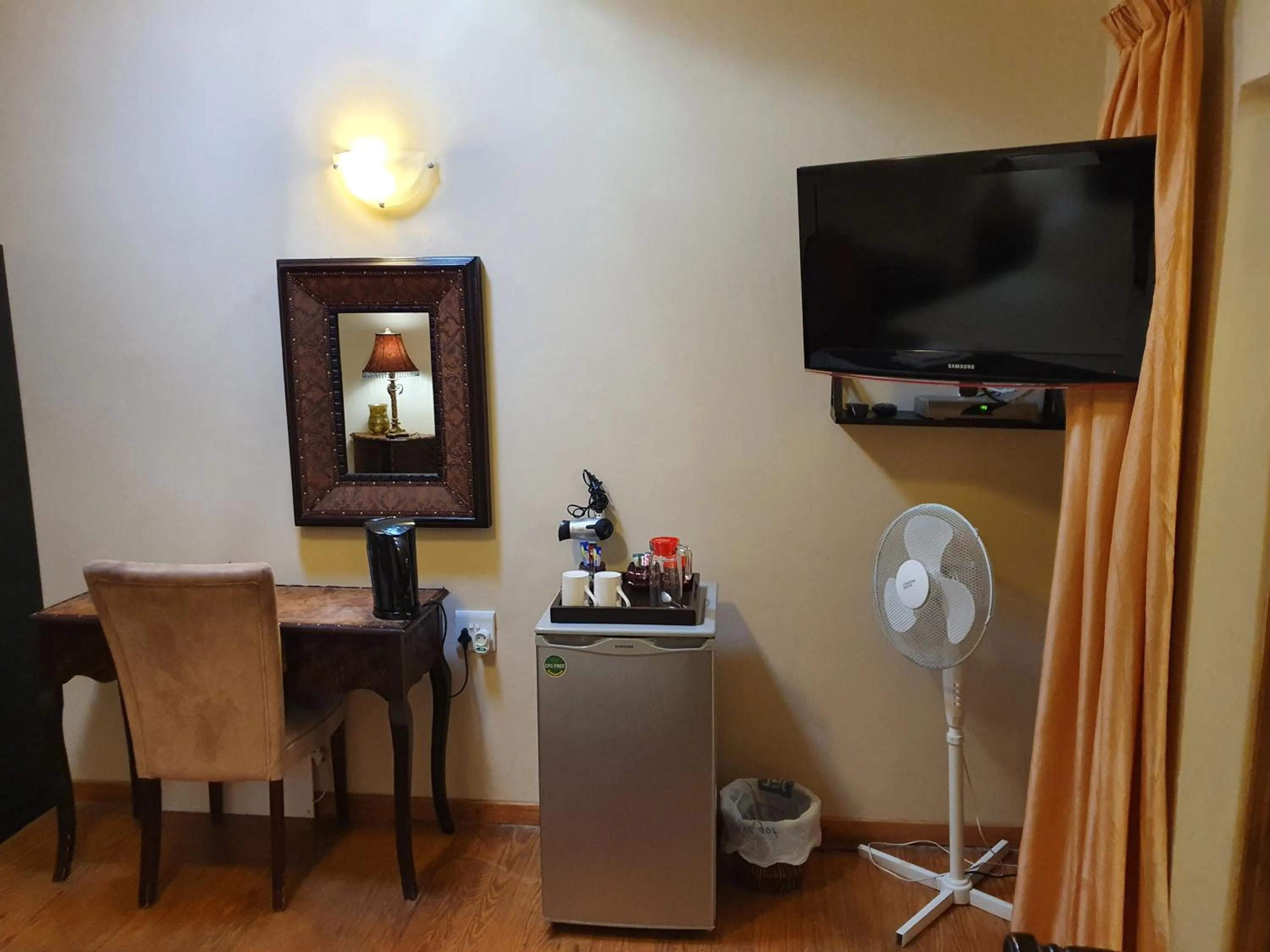 TV and multimedia in 7th Street Guesthouse