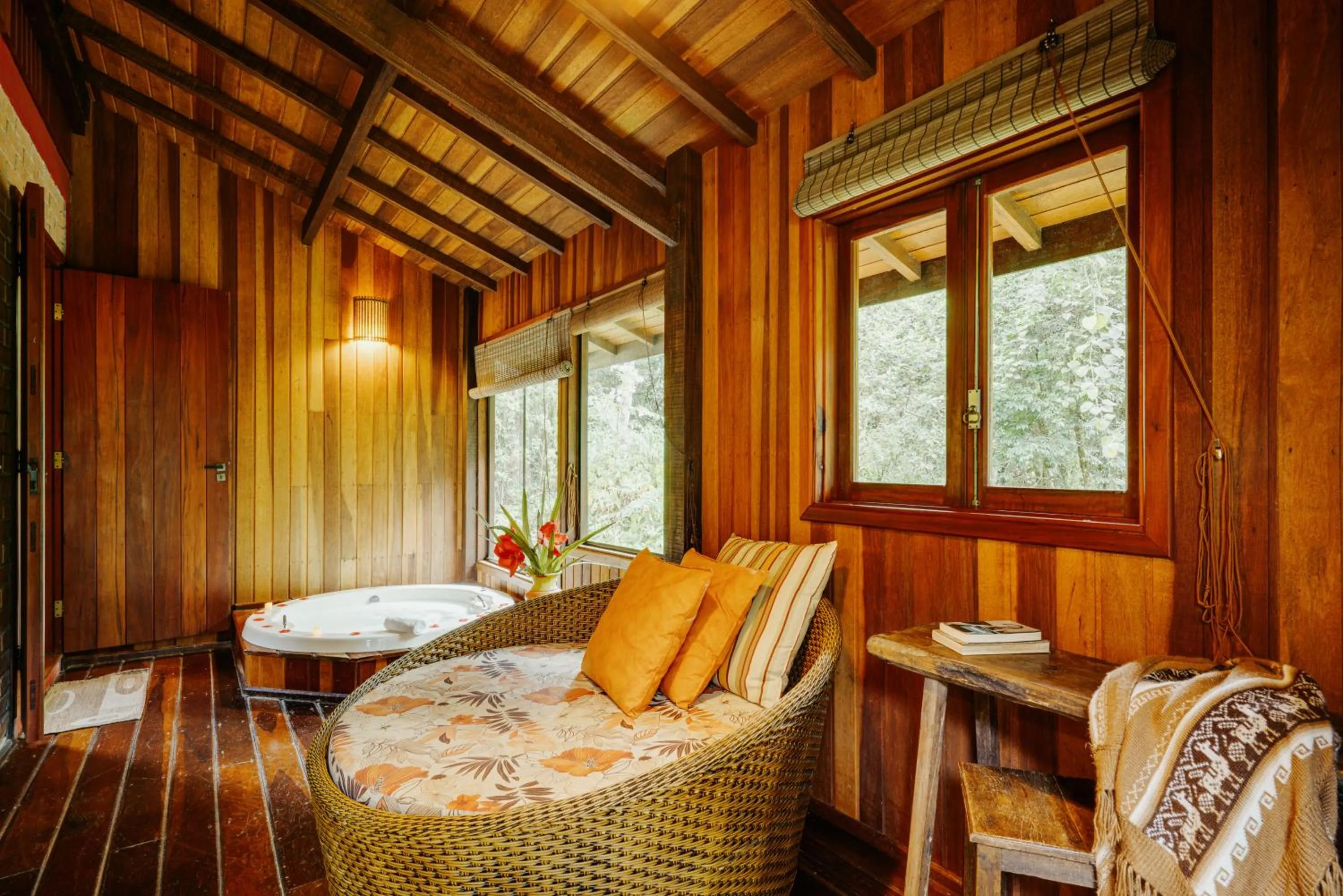 Hot Tub, Bed in Pousada Ahavanoah