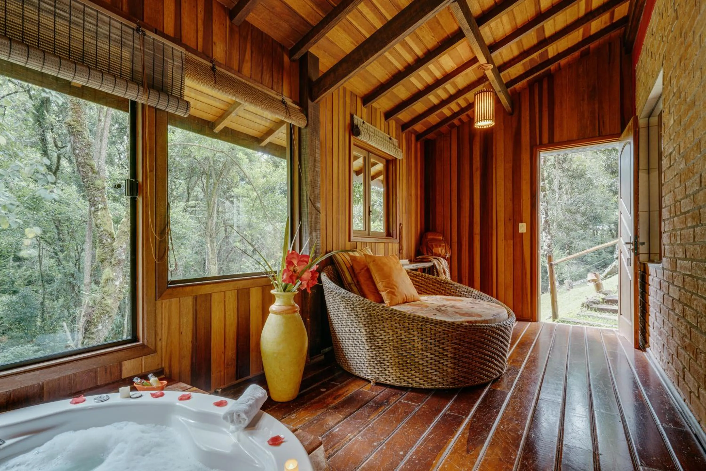 Hot Tub, Bed in Pousada Ahavanoah