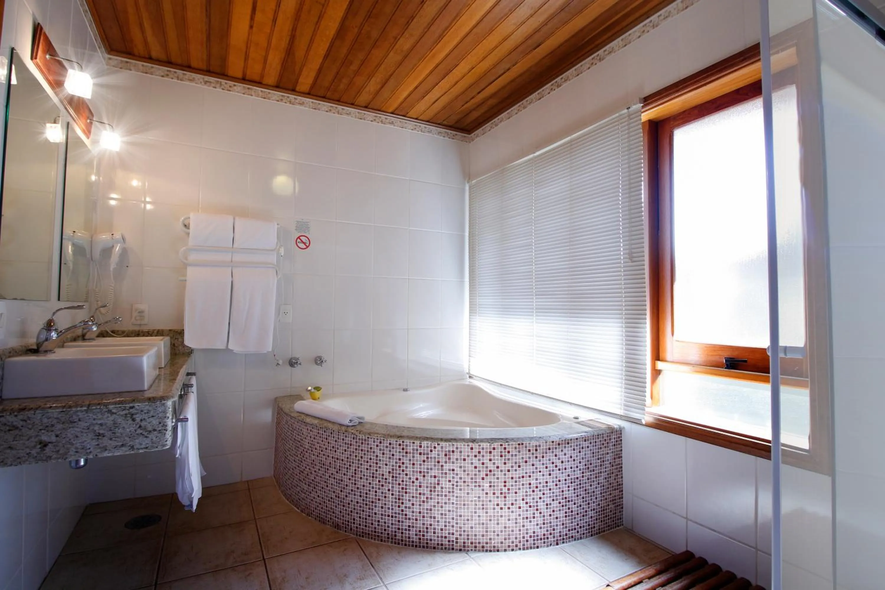 Hot Tub in Pousada Ahavanoah