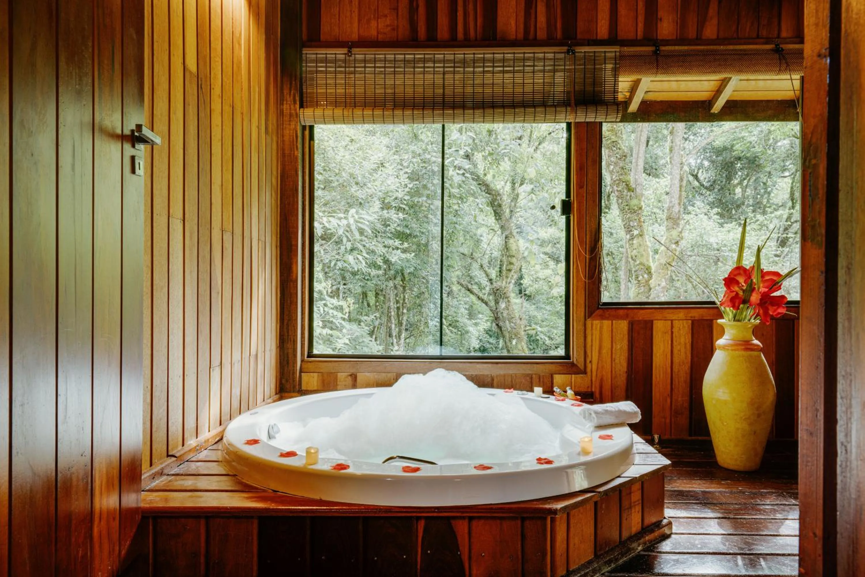 Hot Tub in Pousada Ahavanoah