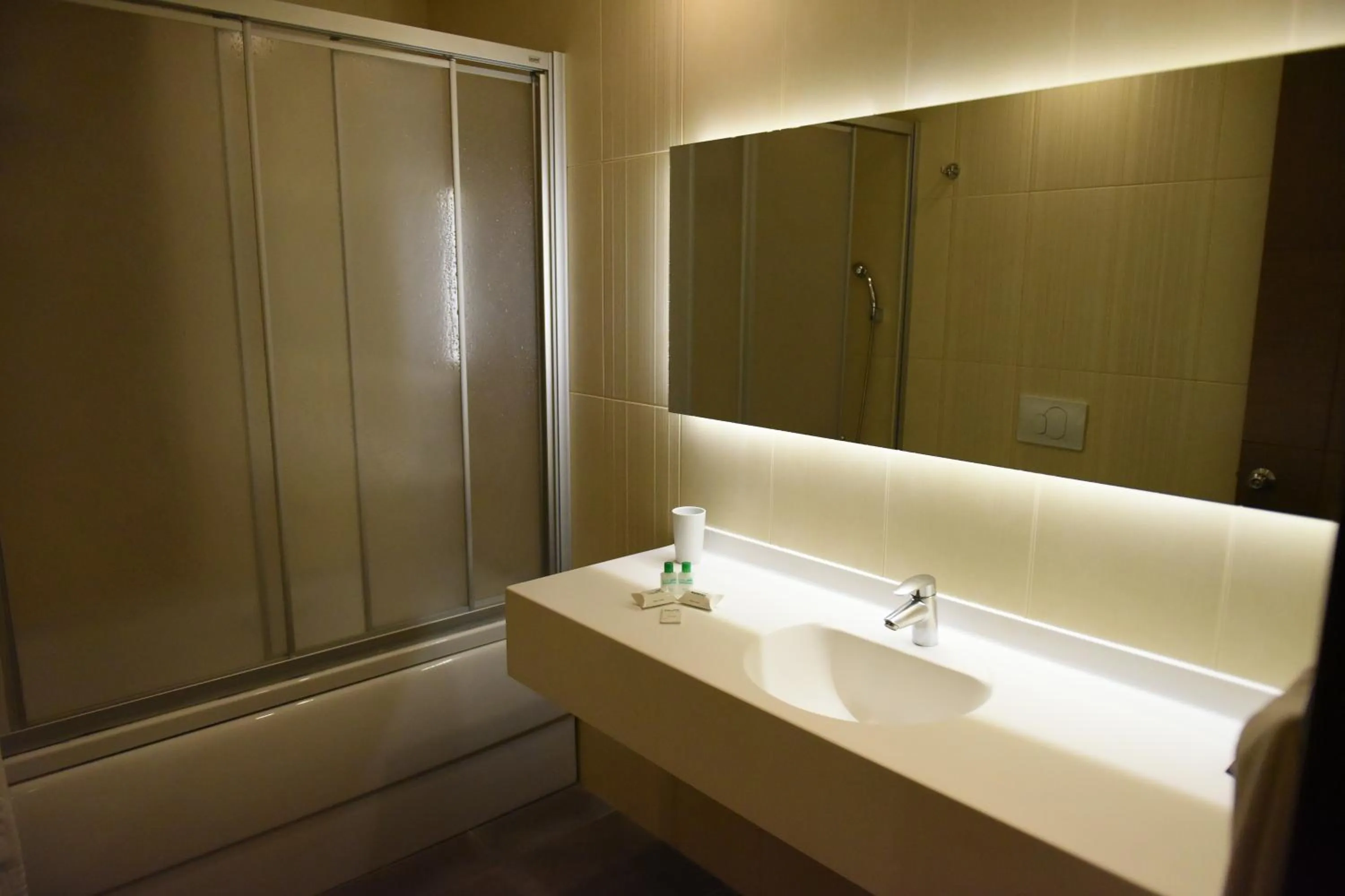 Shower, Bathroom in Baliktasi City Hotel & Spa