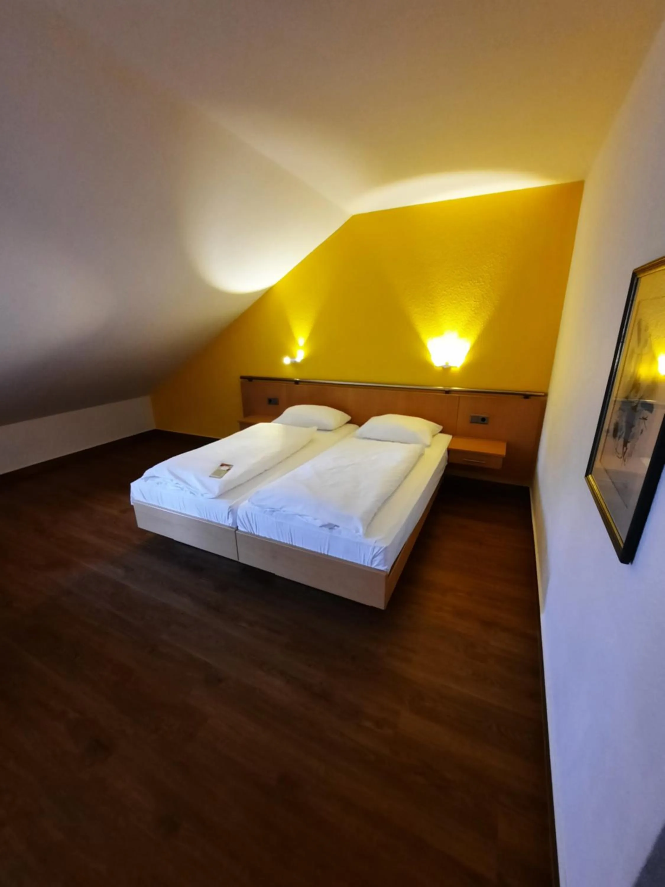 Bedroom, Bed in Hotel am Markt Garni - Aegidienberg