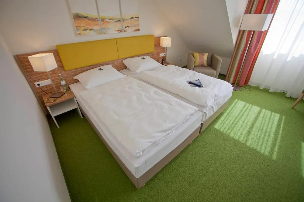 Day, Bed in Hotel am Markt Garni - Aegidienberg