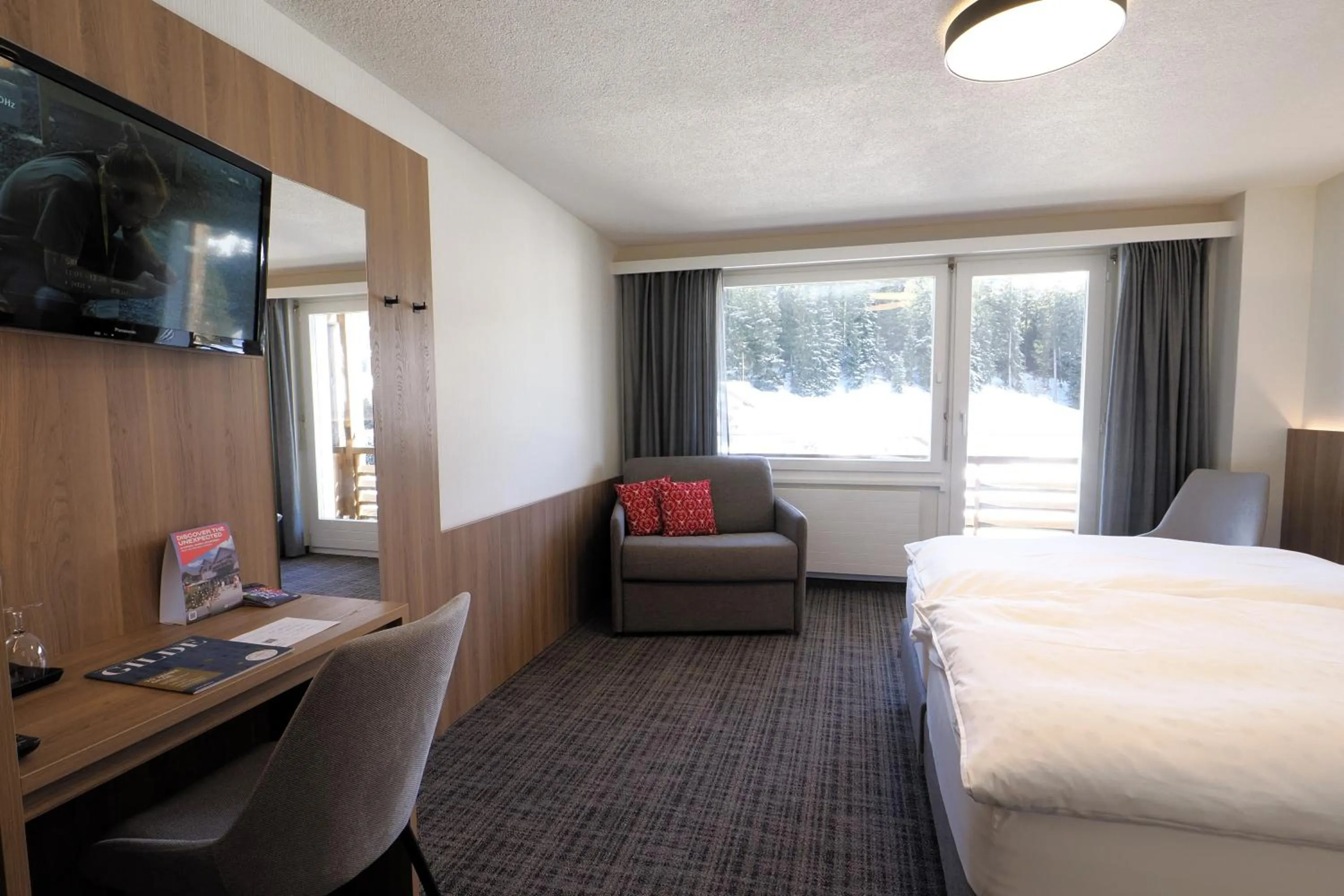 Bedroom, Bed in Hotel Alpina Parpan