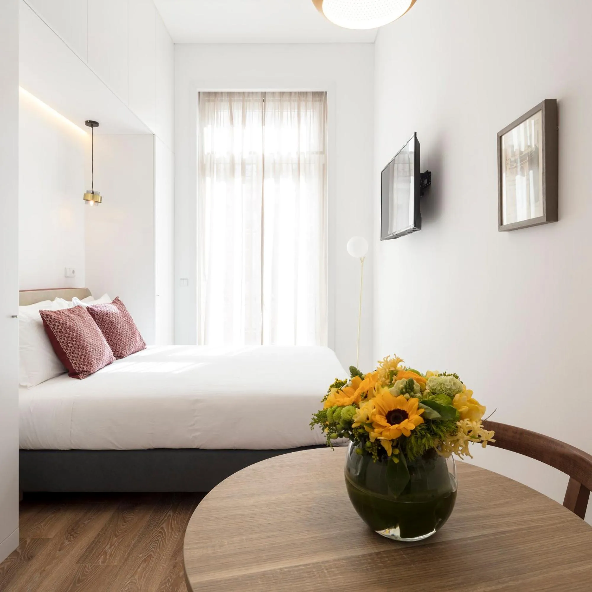 Photo of the whole room, Bed in LSA Chiado Emenda by Numa