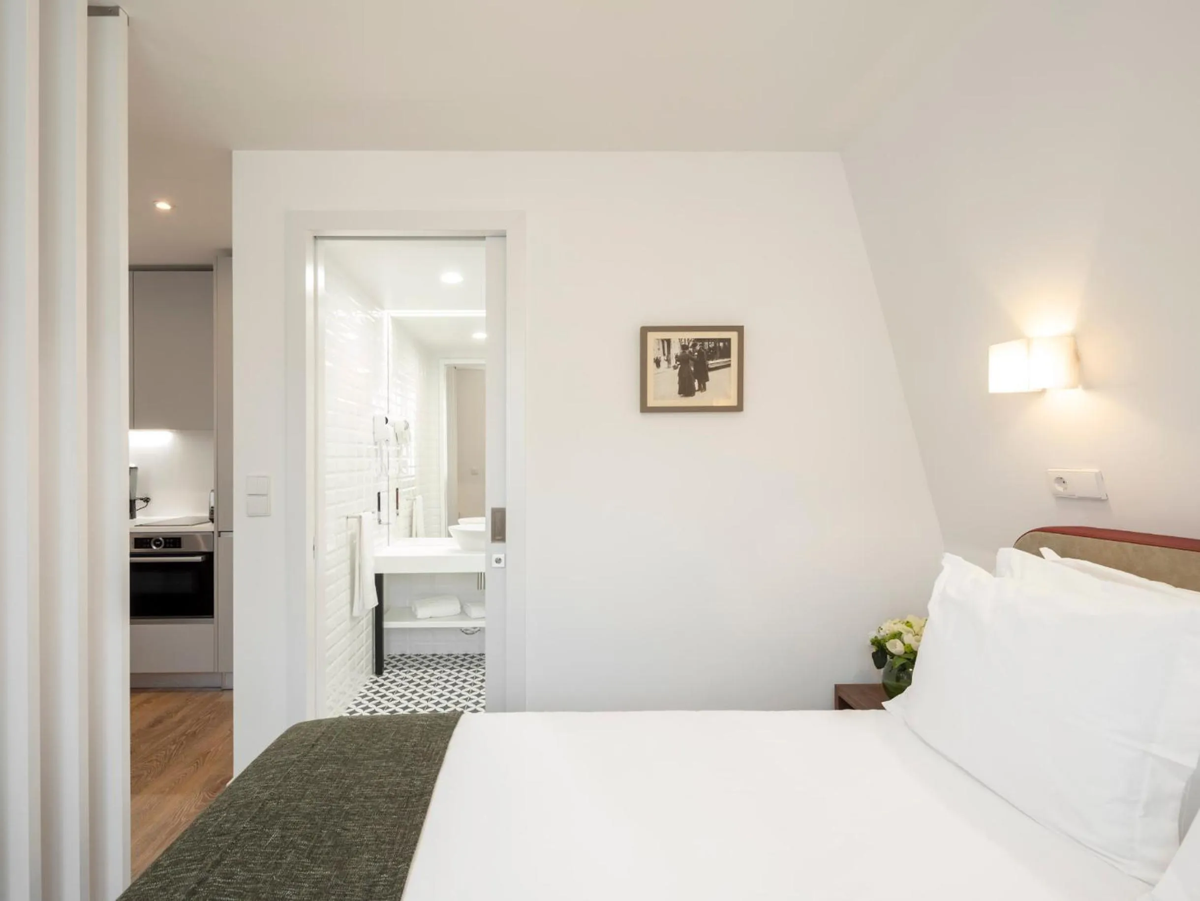 Bedroom, Bed in LSA Chiado Emenda by Numa