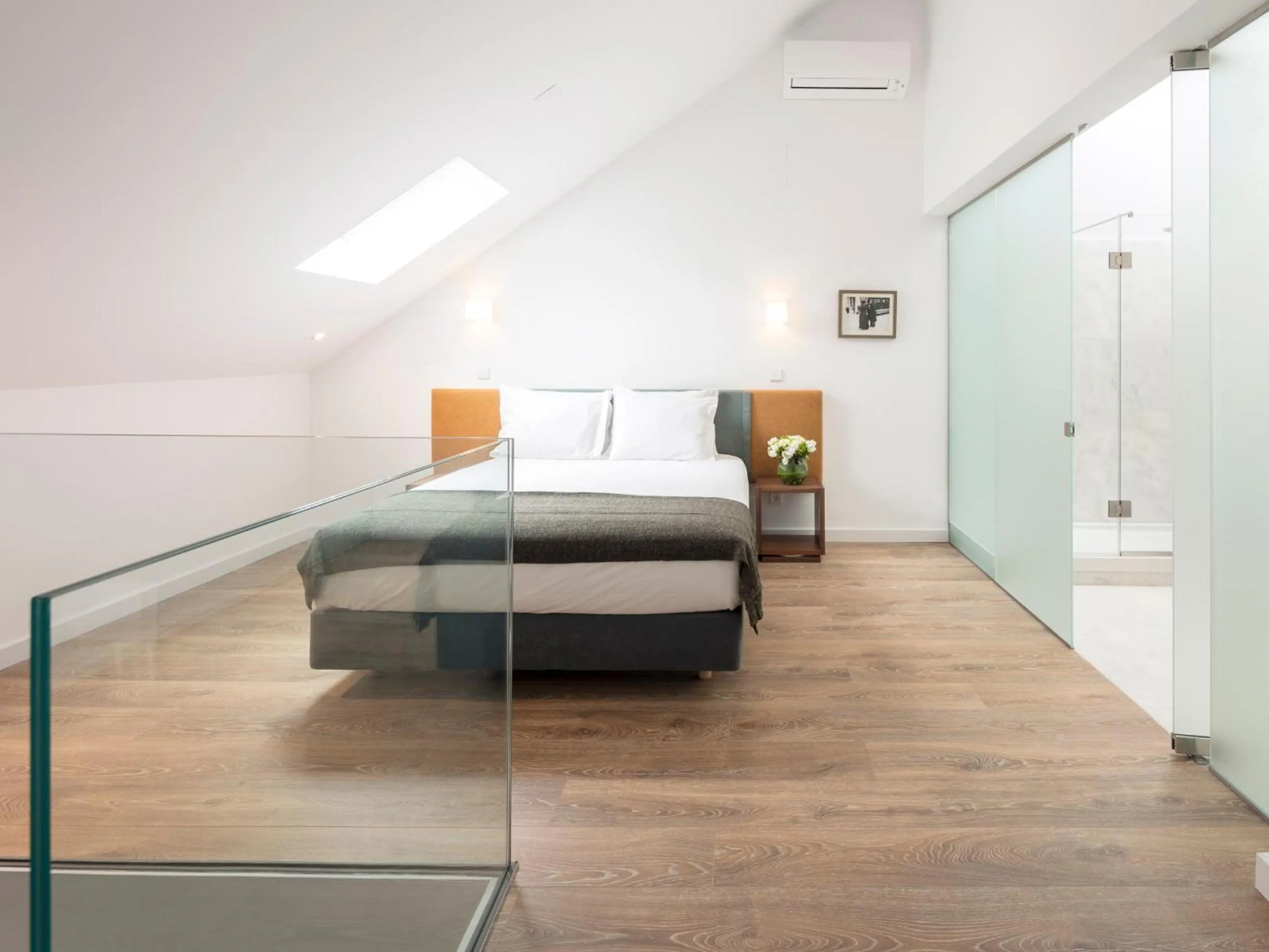 Bedroom, Bed in LSA Chiado Emenda by Numa