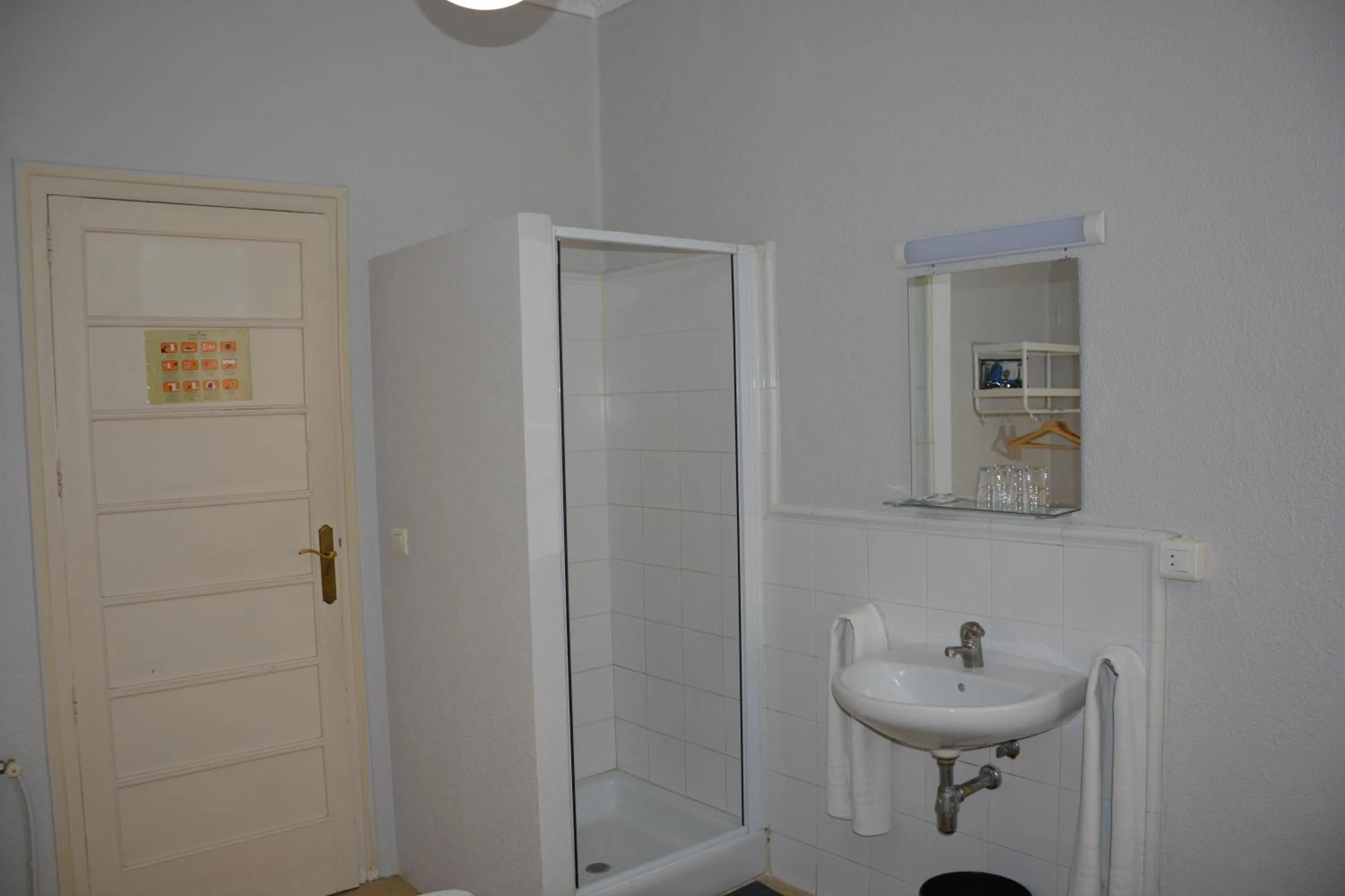 Photo of the whole room in Pensión Moratin