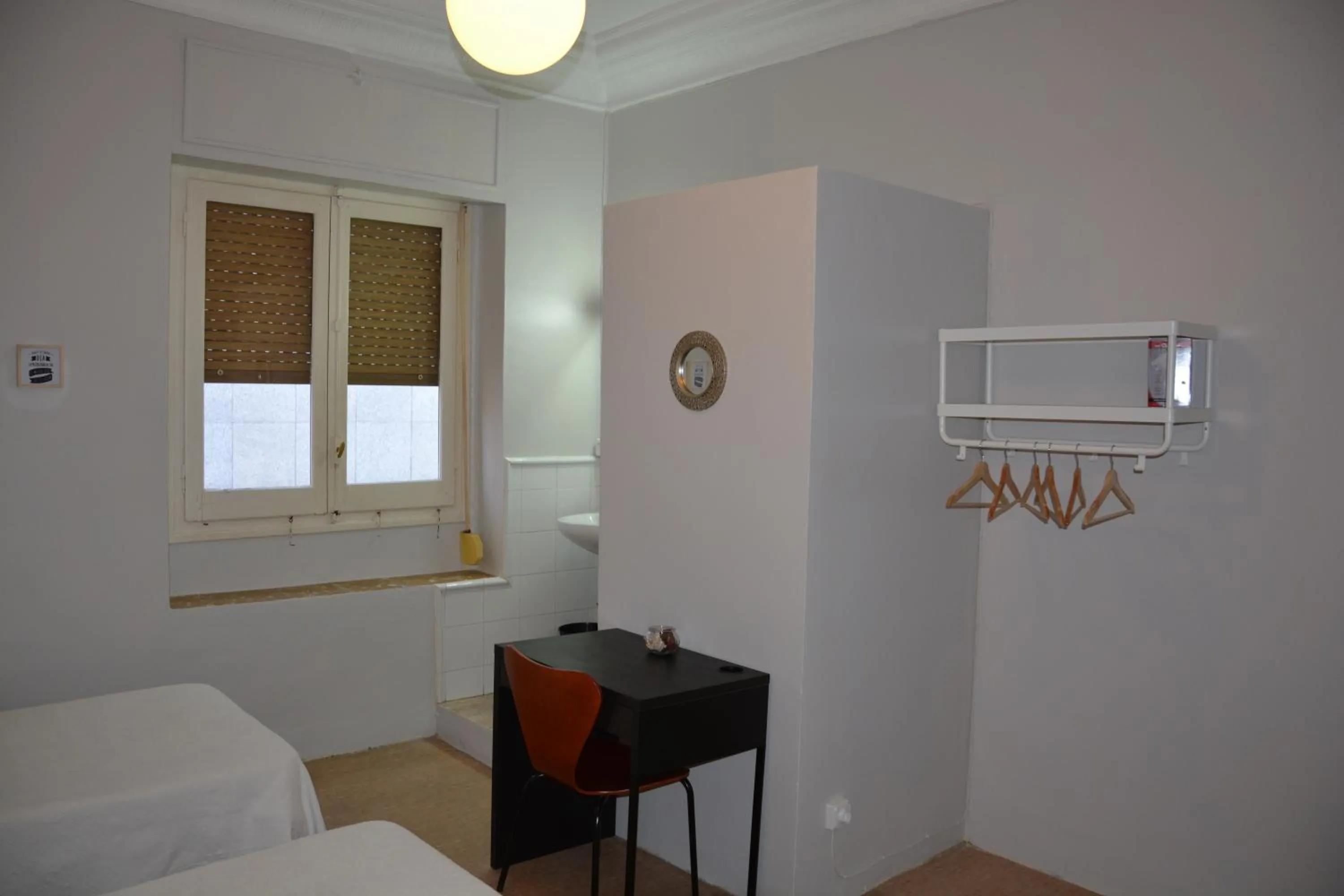 Photo of the whole room, Bed in Pensión Moratin