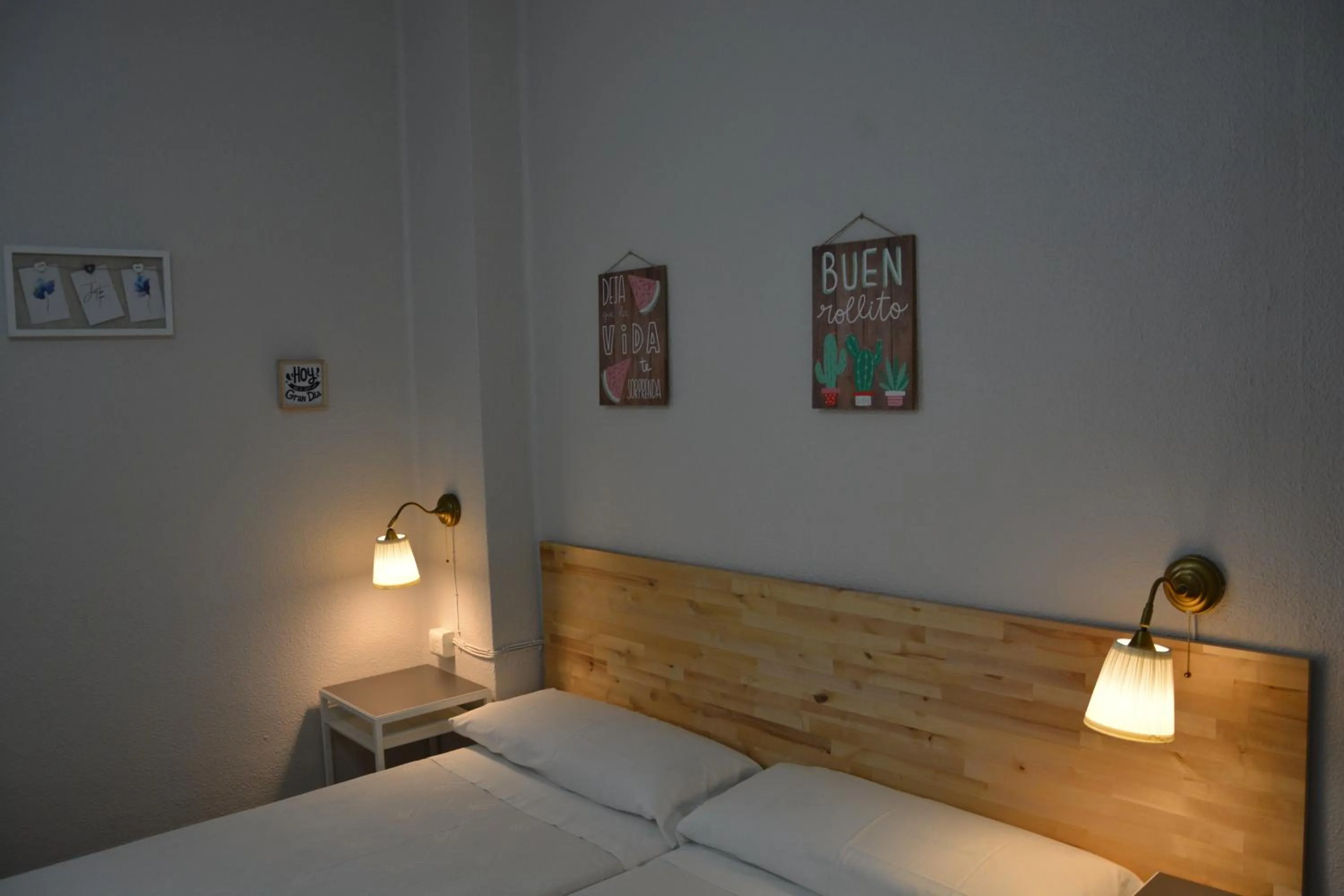 Photo of the whole room, Bed in Pensión Moratin