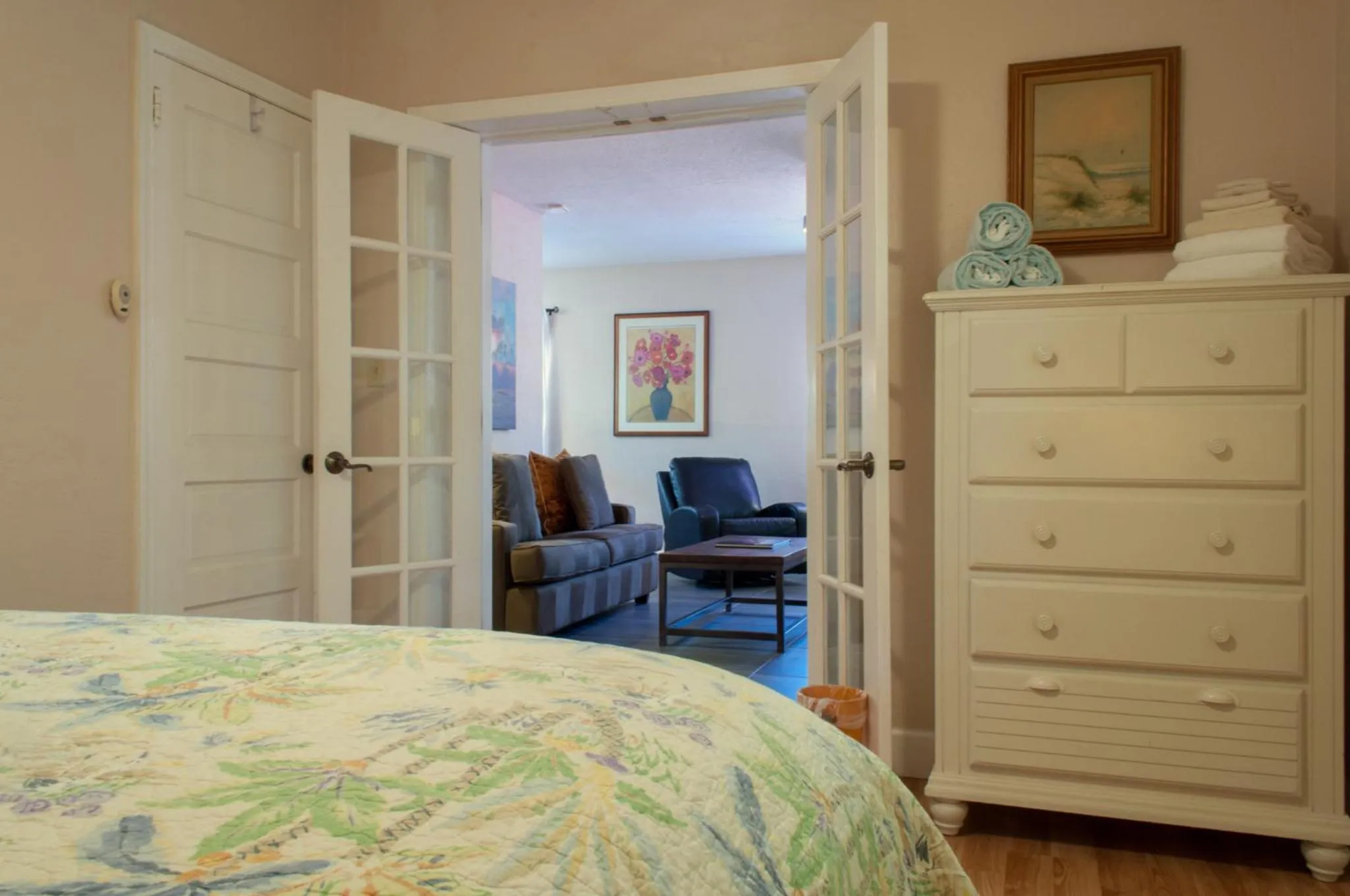Living room, Bed in Beach Place Guesthouses