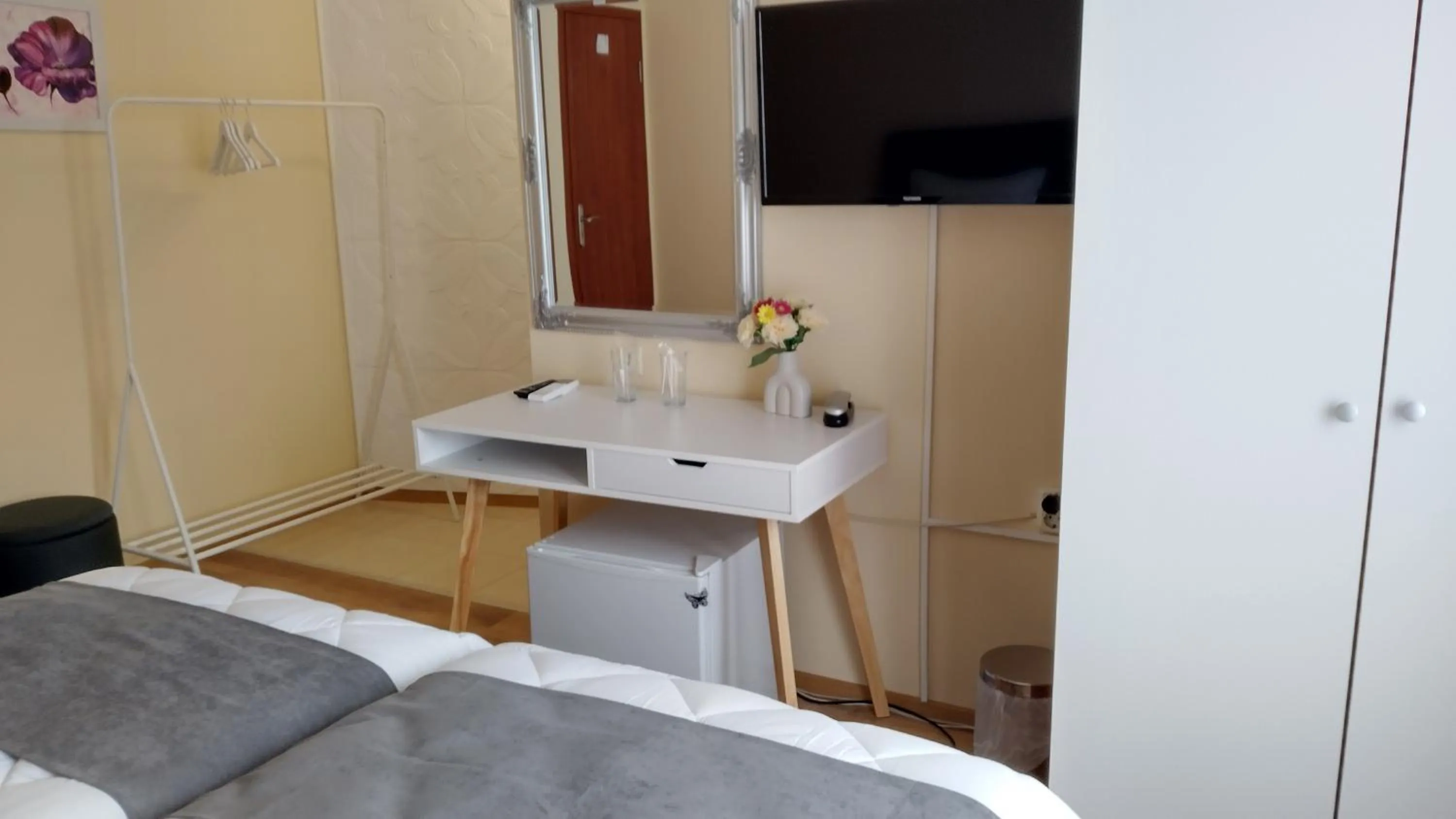 Seating area, Bed in Victoria Family Hotel