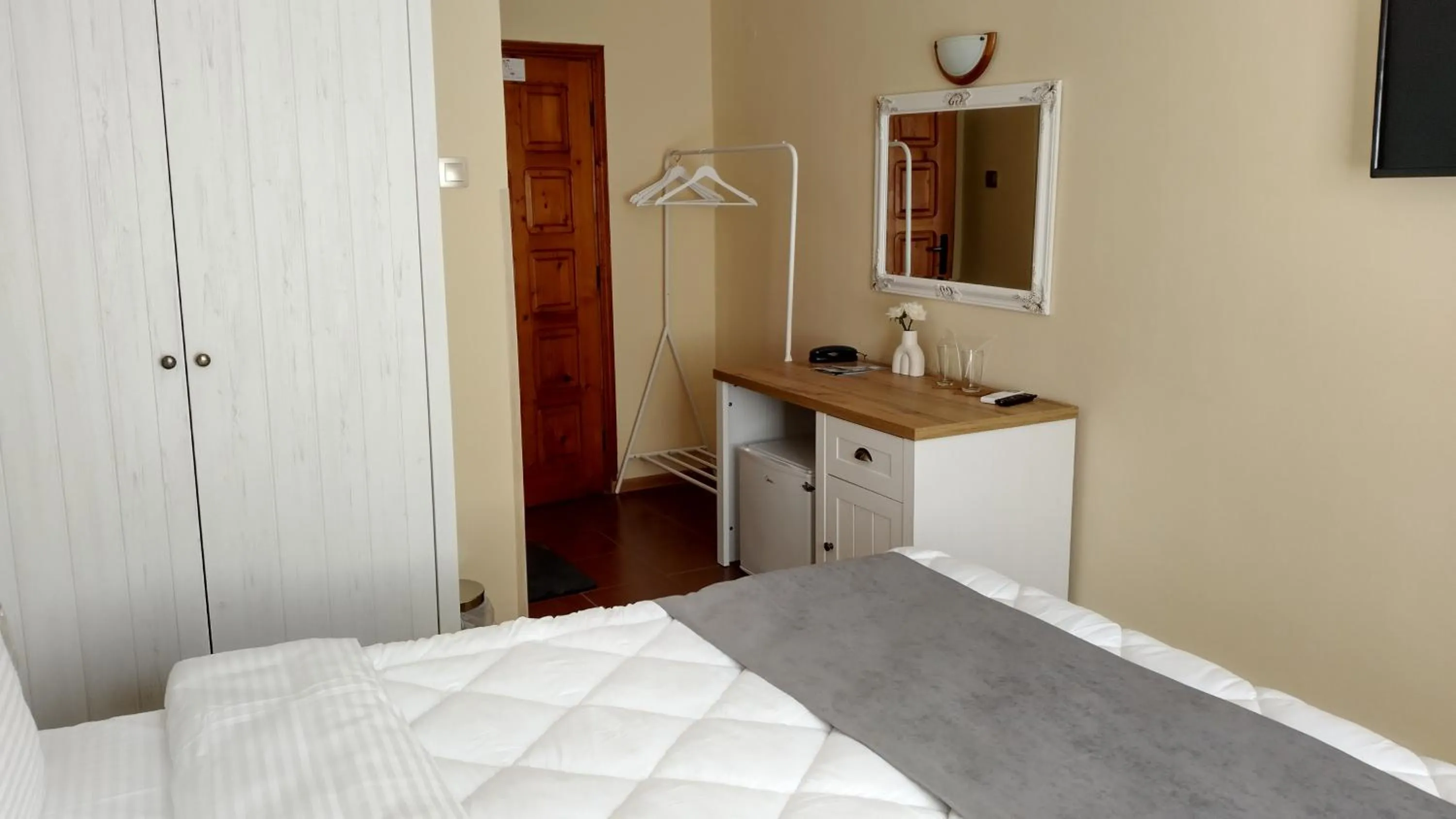 Summer, Bed in Victoria Family Hotel