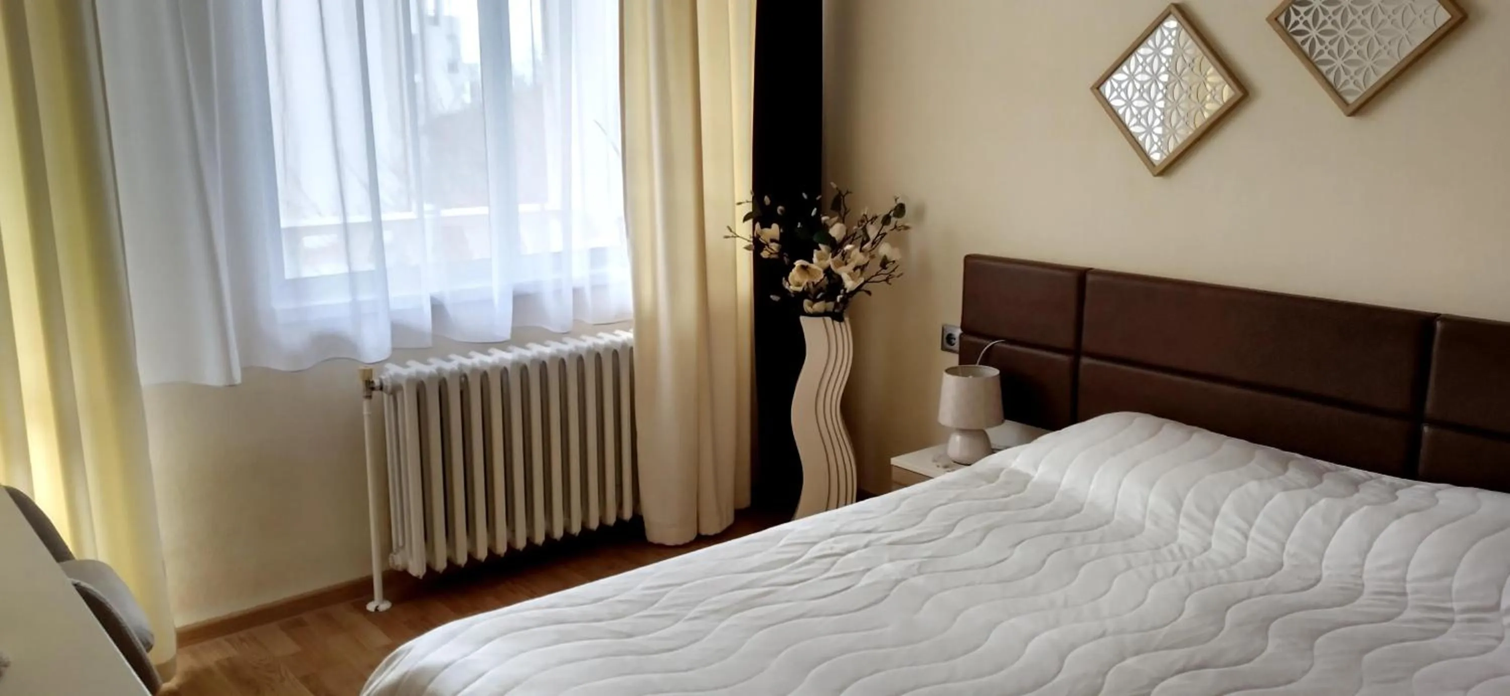 Bedroom, Bed in Victoria Family Hotel