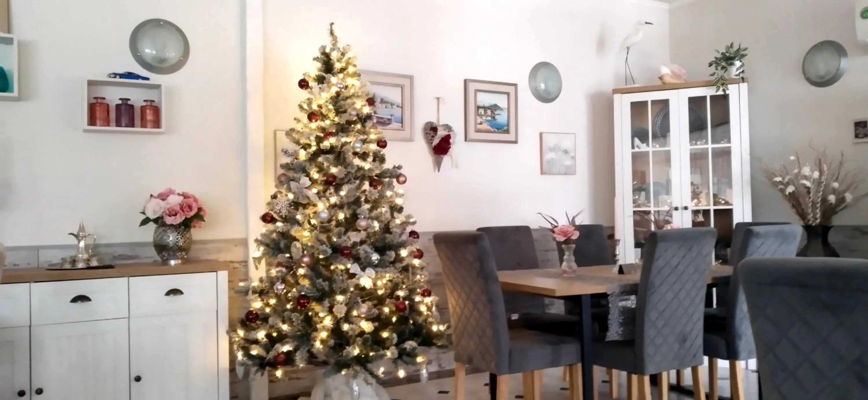 Restaurant/places to eat in Victoria Family Hotel