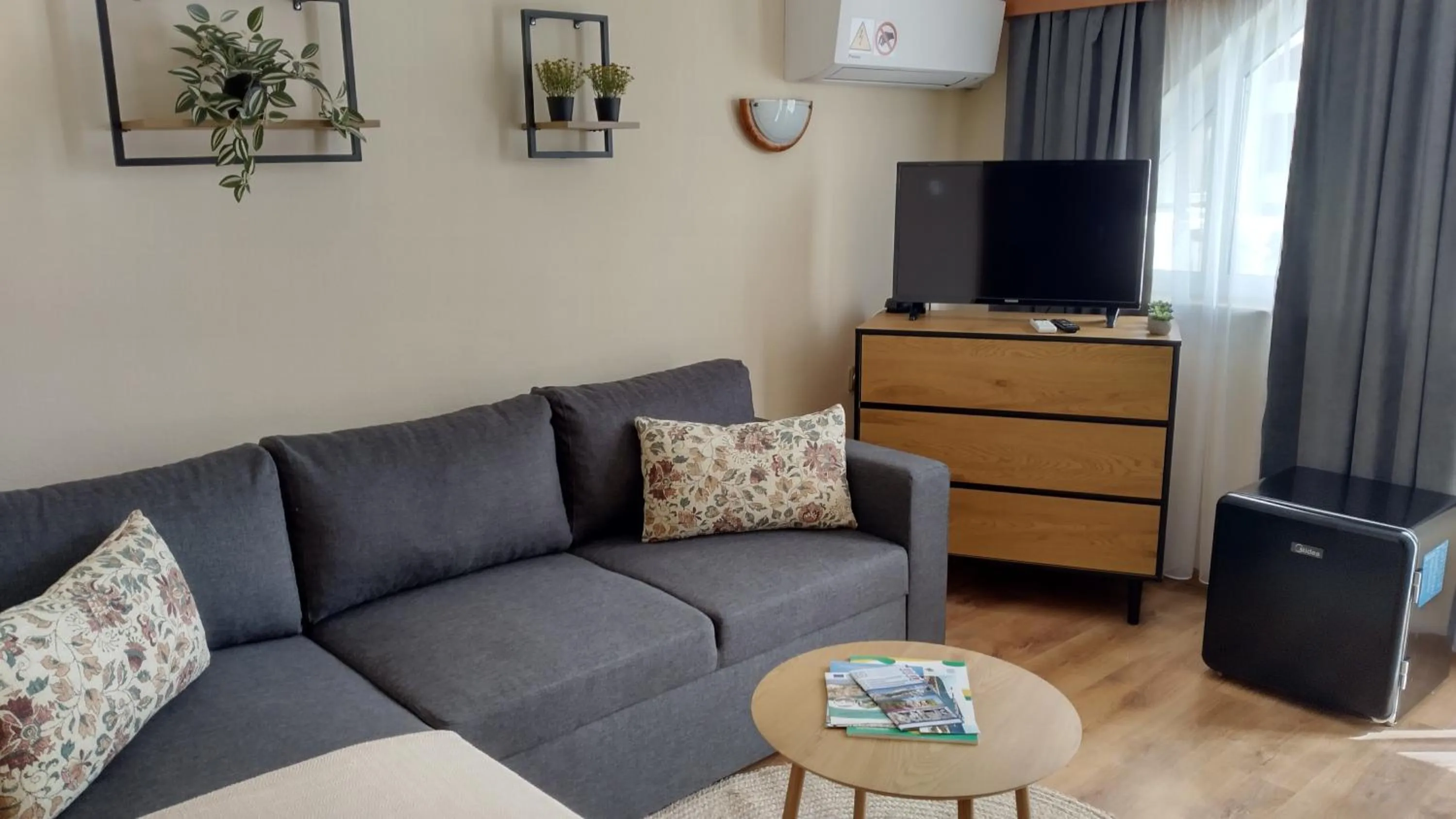 Communal lounge/ TV room in Victoria Family Hotel