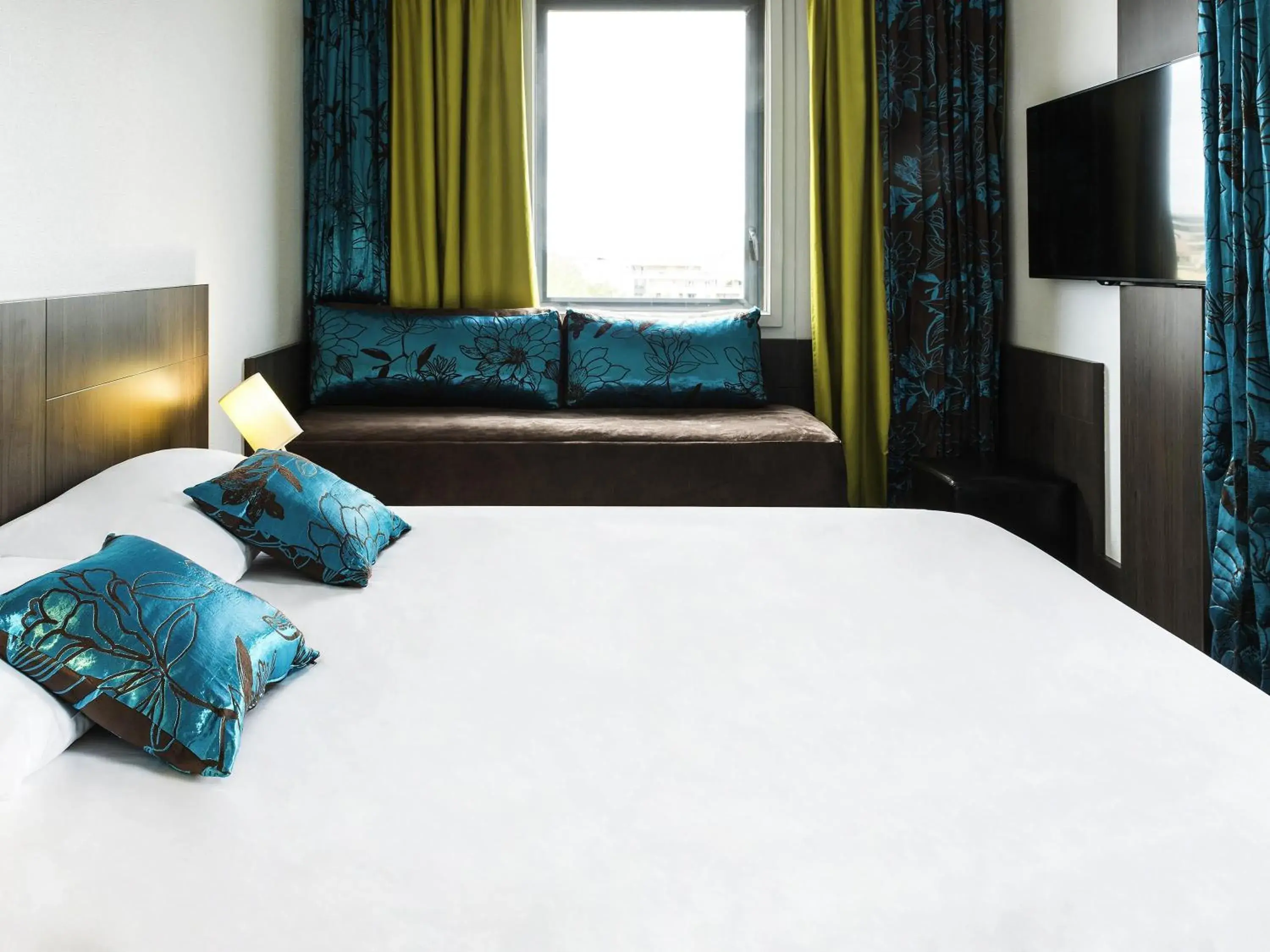 Bedroom, Bed in Ibis Styles Lyon Centre - Gare Part Dieu Bedroom, Bed in Ibis Styles Lyon Centre - Gare Part Dieu