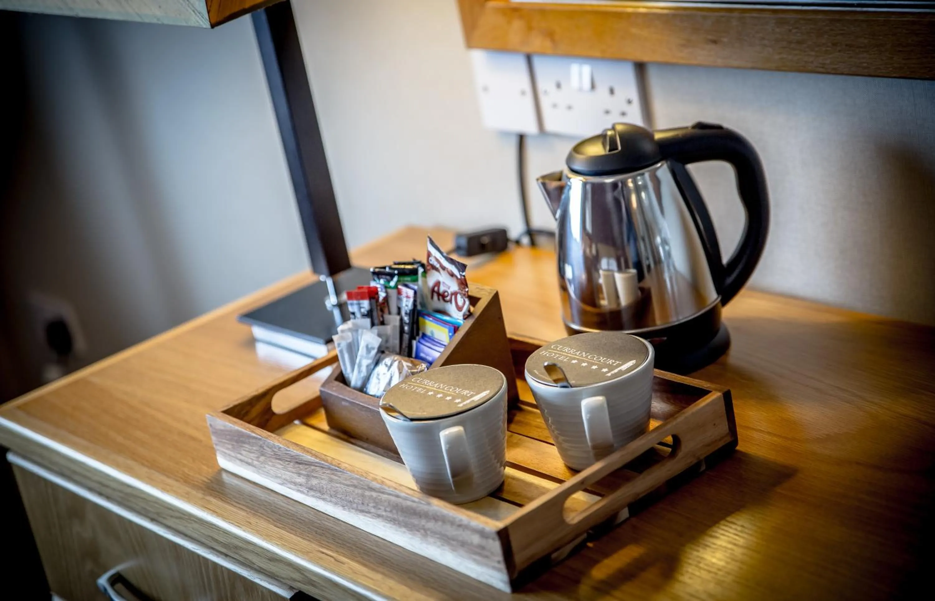 Coffee/tea facilities in Curran Court Hotel