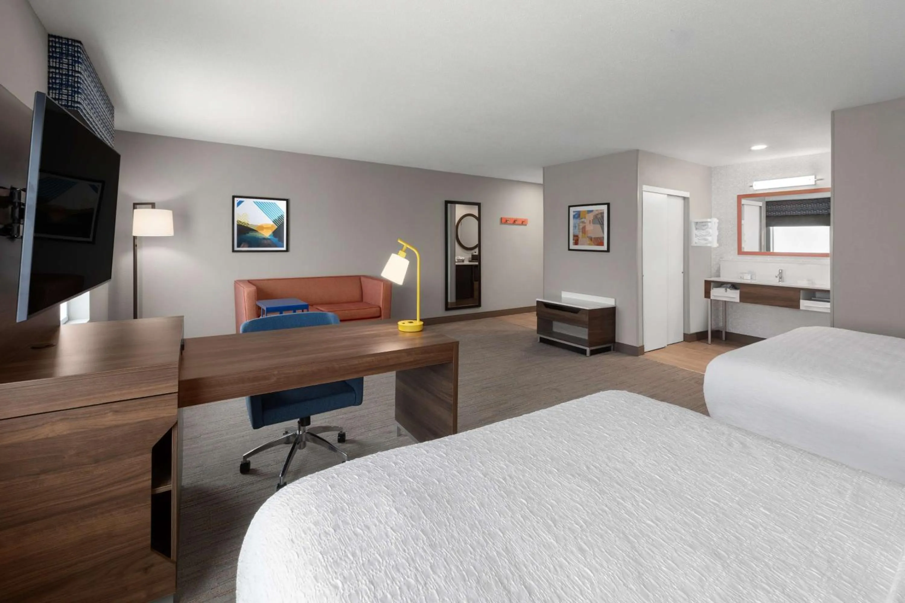 Living room, Bed in Hampton Inn & Suites Saginaw