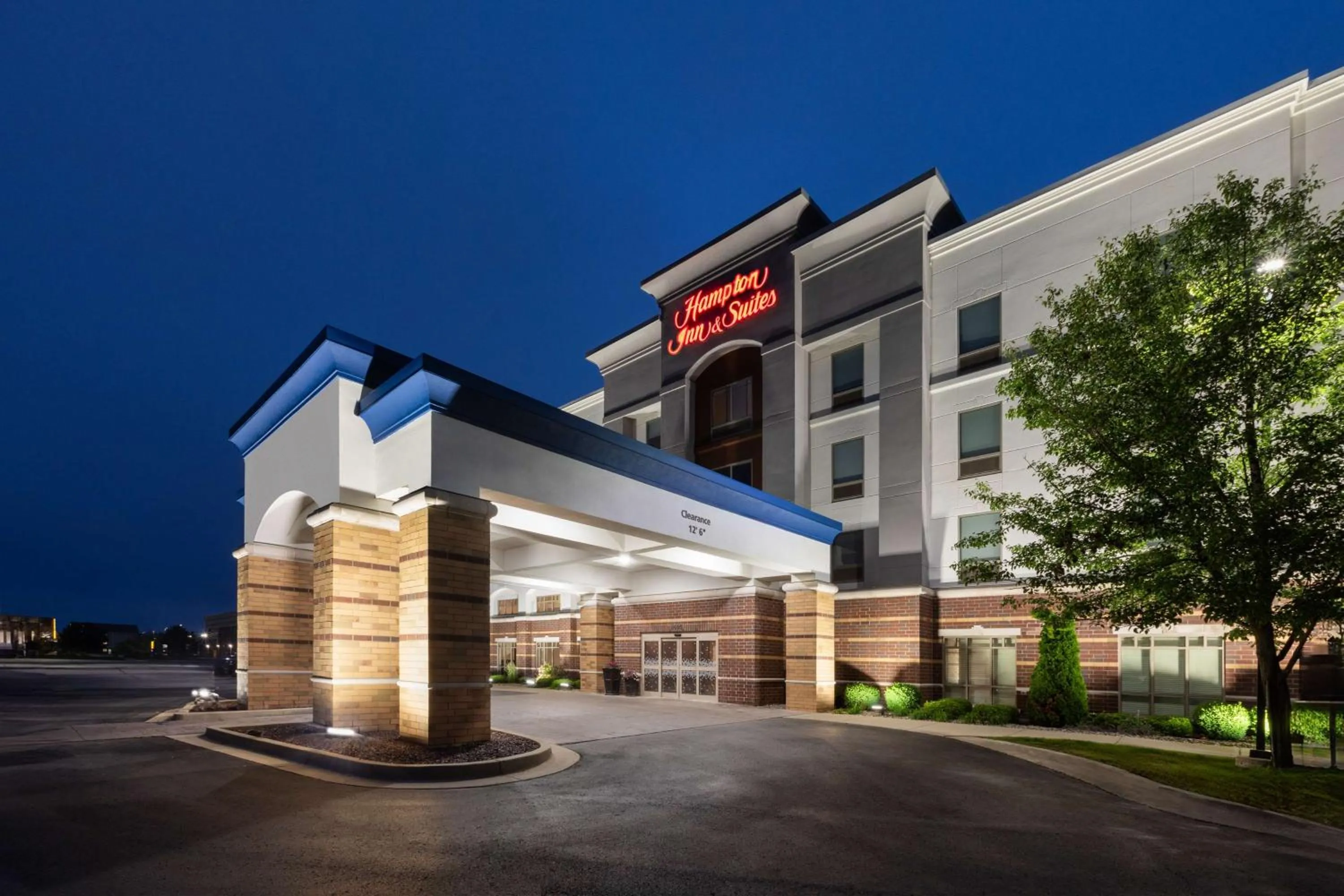 Property building in Hampton Inn & Suites Saginaw