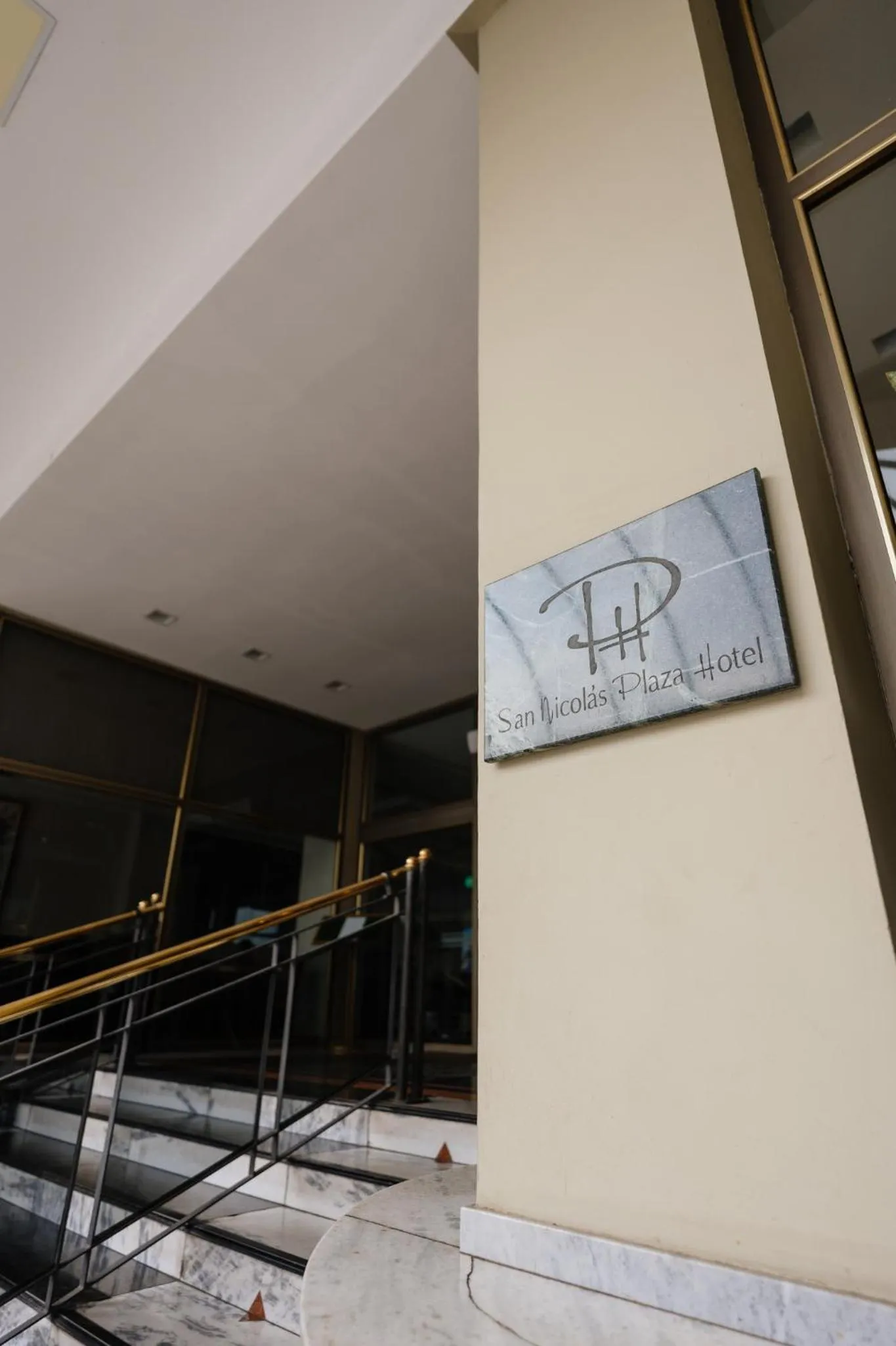 Property building in San Nicolas Plaza