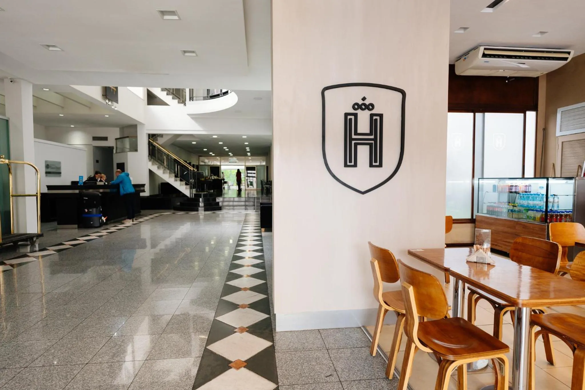 Property building in San Nicolas Plaza