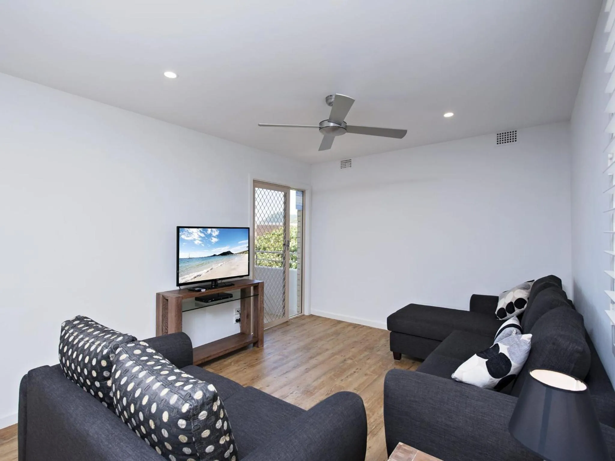 Del Rae Unit 18 25 Shoal Bay Road