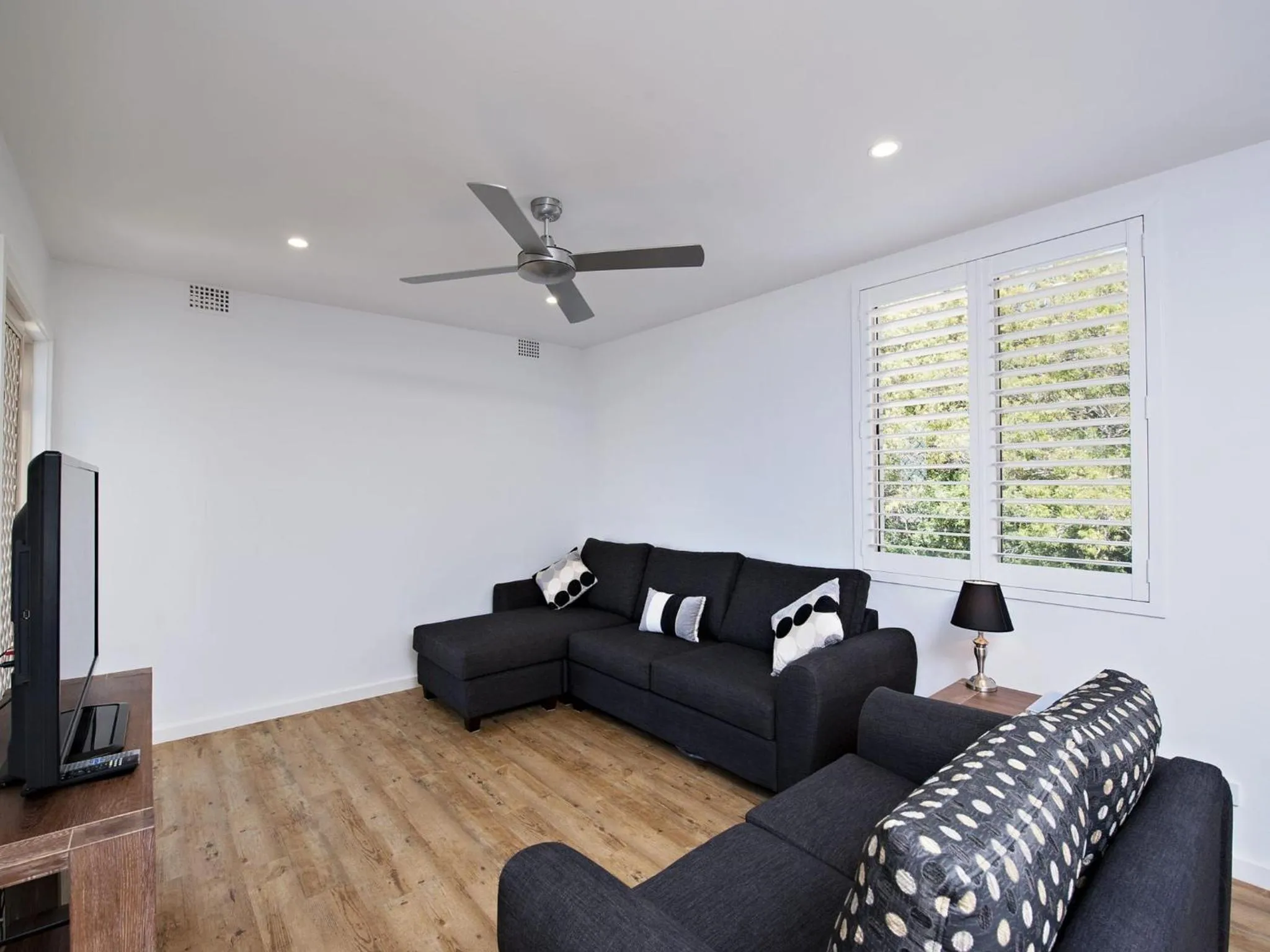 Del Rae Unit 18 25 Shoal Bay Road