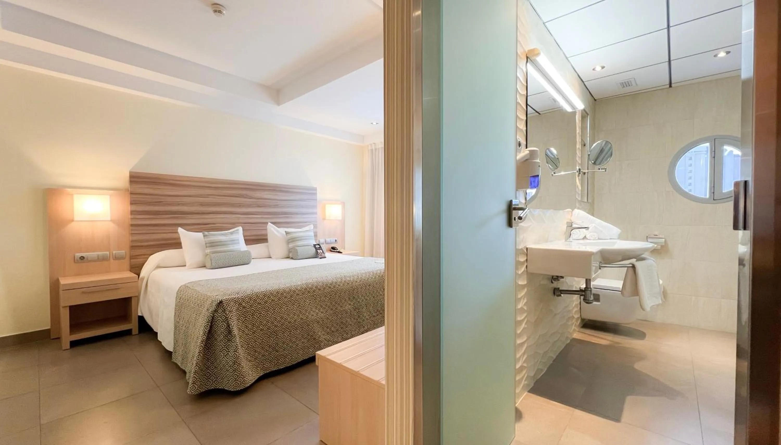 Bedroom, Bed in Riviera Beachotel - Adults Recommended