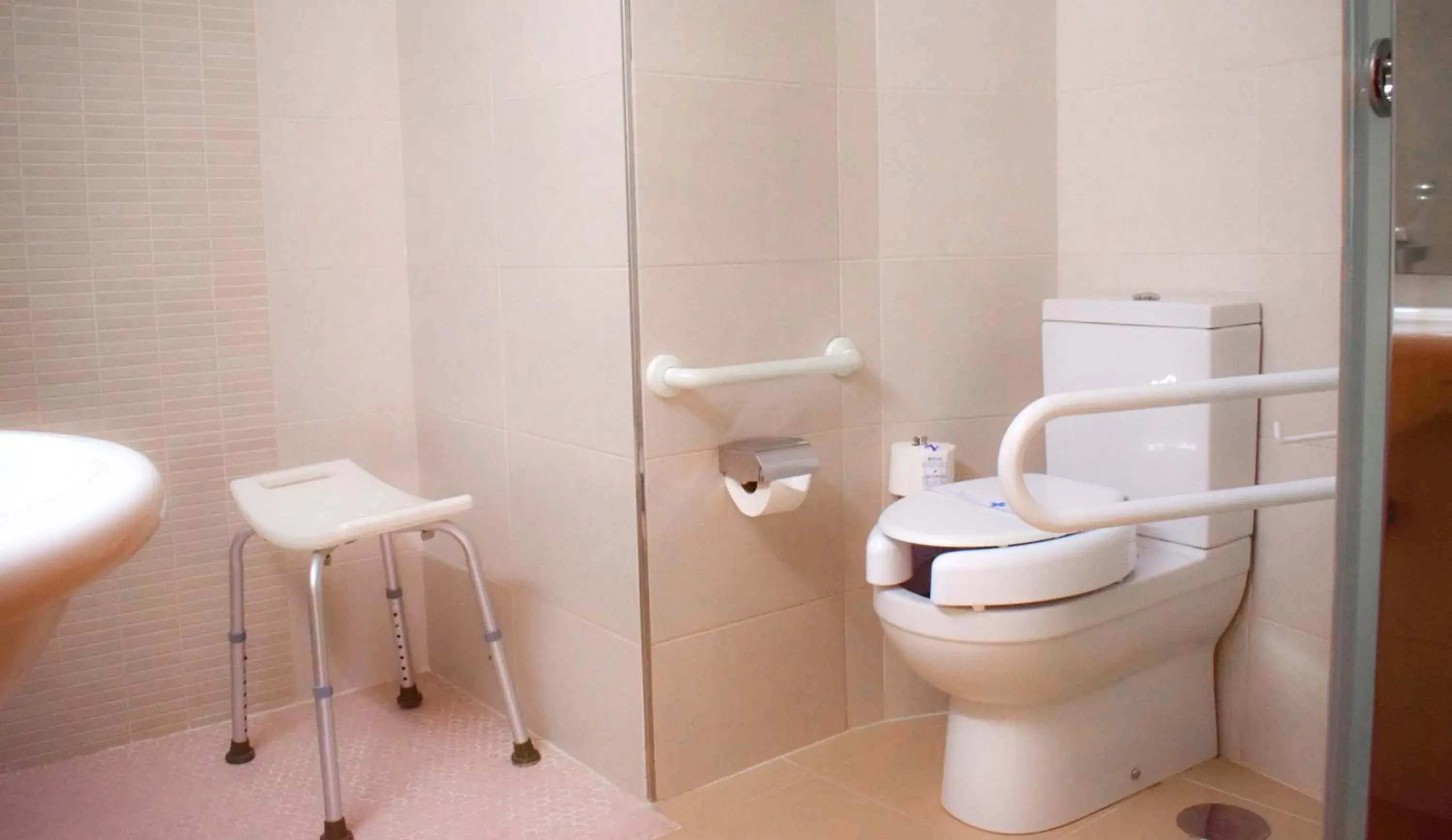 Twin Room - Disability Access in Riviera Beachotel - Adults Recommended Twin Room - Disability Access in Riviera Beachotel - Adults Recommended