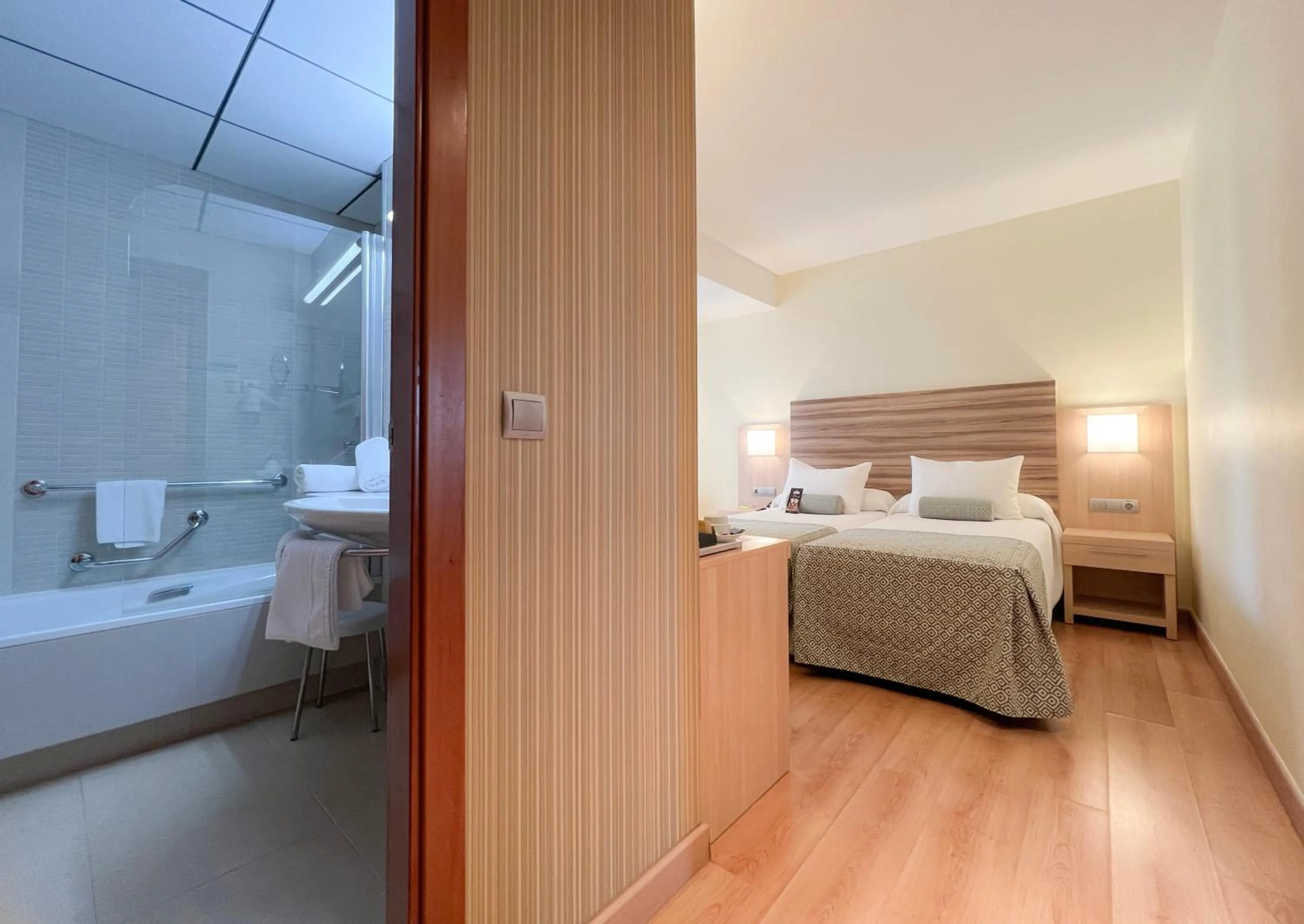 Bathroom, Bed in Riviera Beachotel - Adults Recommended