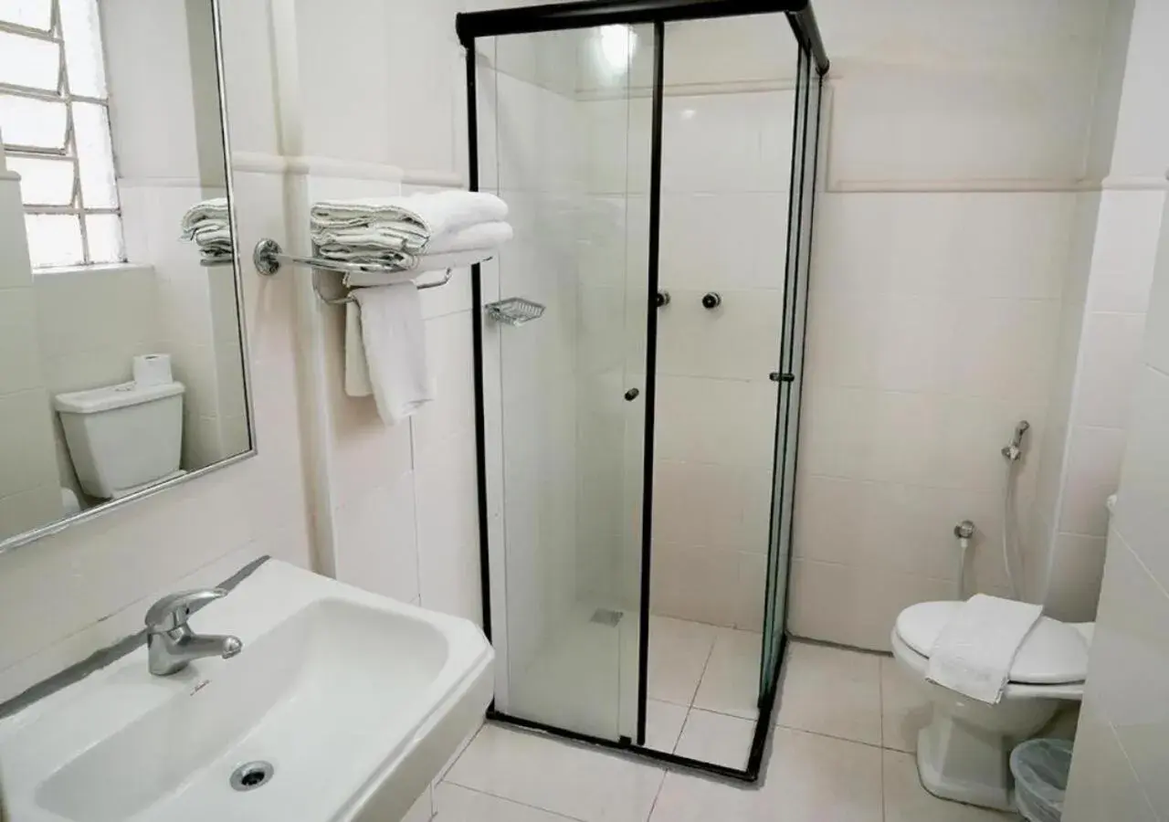 Bathroom in Hotel Dan Inn Poços de Caldas - A melhor localização do Centro by Nacional Inn Bathroom in Hotel Dan Inn Poços de Caldas - A melhor localização do Centro by Nacional Inn