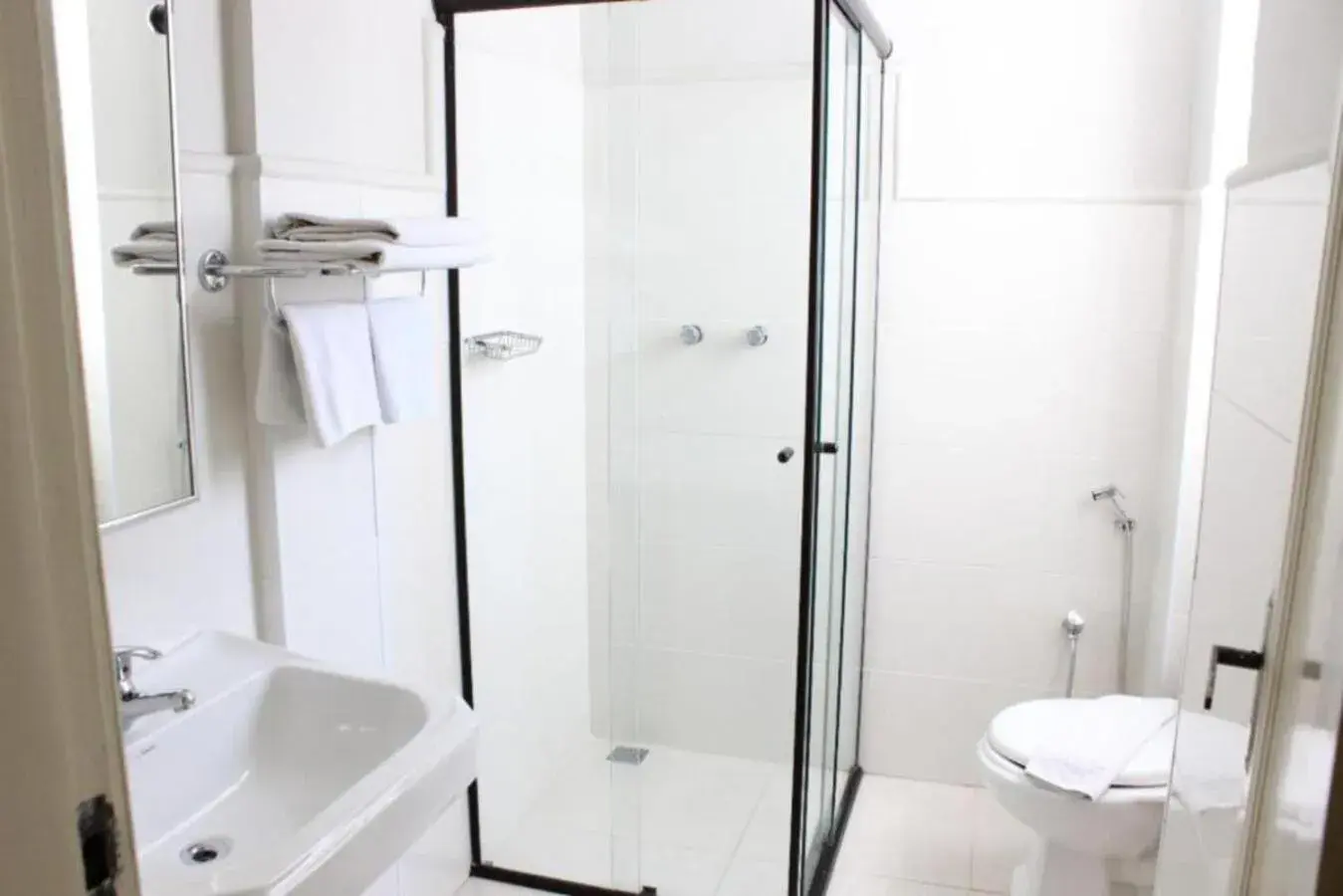 Bathroom in Hotel Dan Inn Poços de Caldas - A melhor localização do Centro by Nacional Inn Bathroom in Hotel Dan Inn Poços de Caldas - A melhor localização do Centro by Nacional Inn