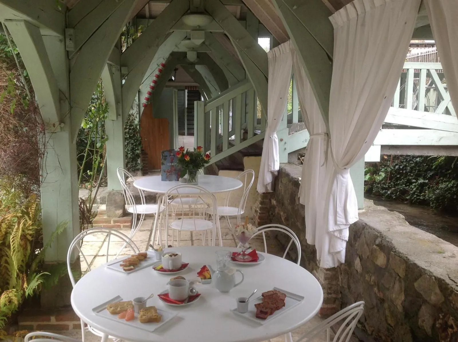 Patio in Relais Hôtelier Douce France
