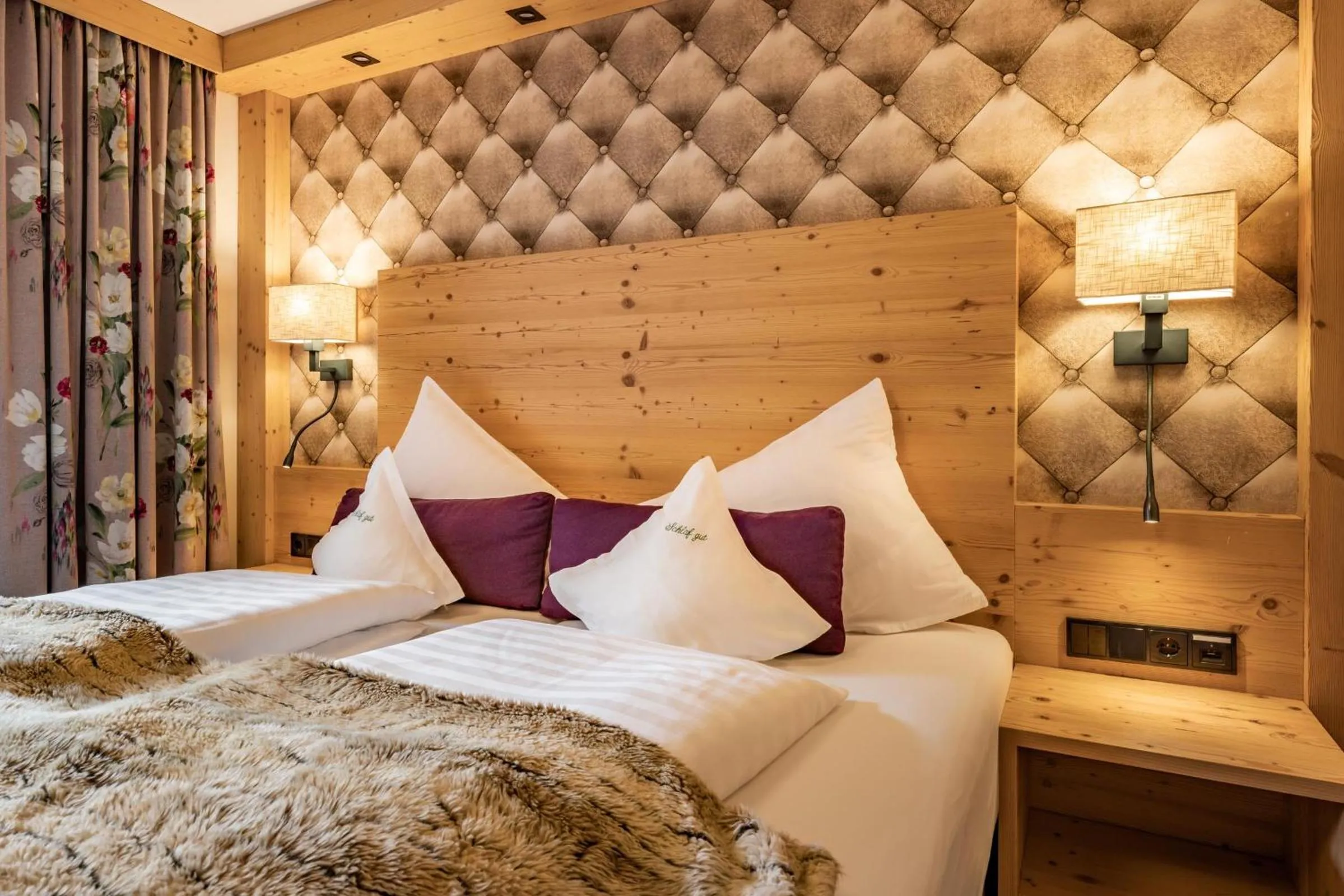 Bedroom, Bed in Hotel Pramstraller