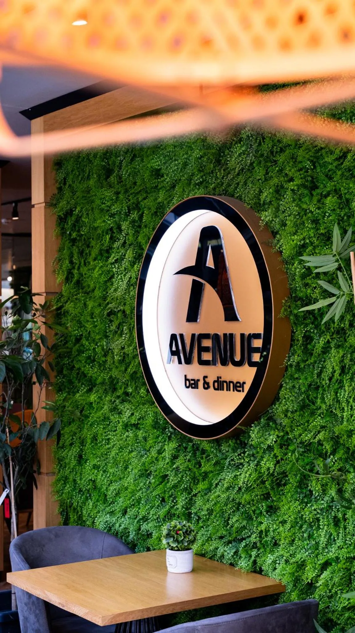 Restaurant/places to eat in Avenue Hotel