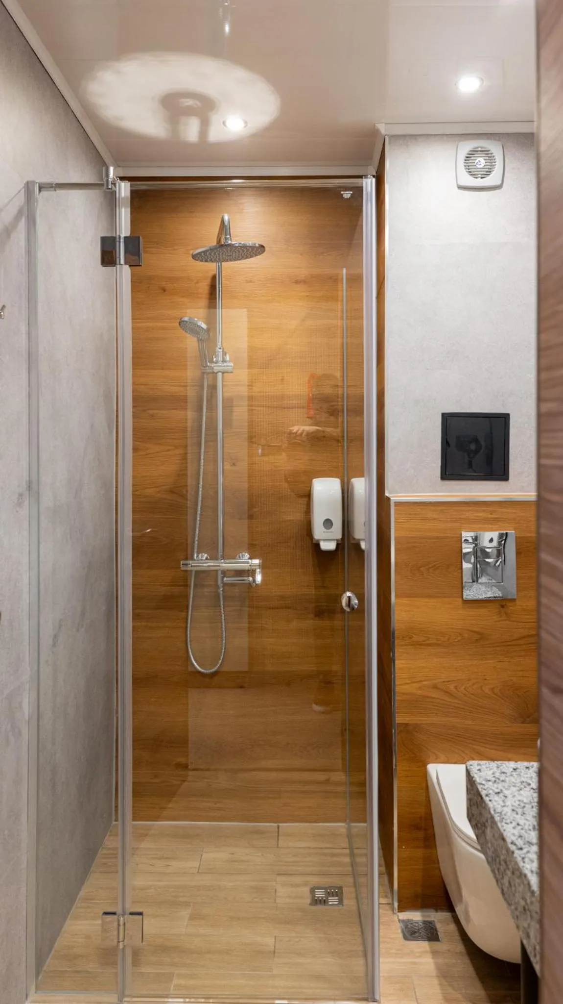 Shower in Avenue Hotel