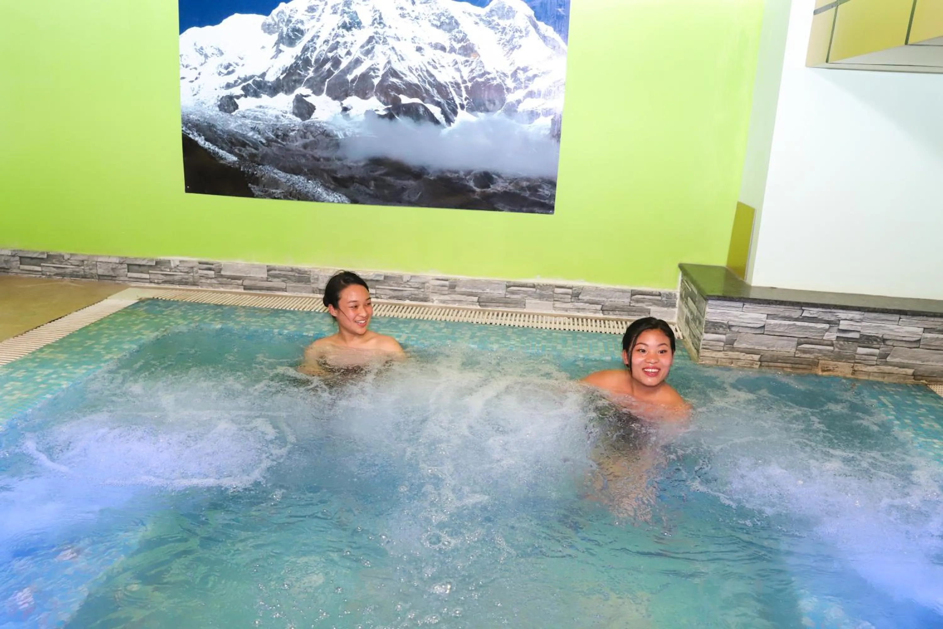 Hot Tub in Retro Hotel and Spa