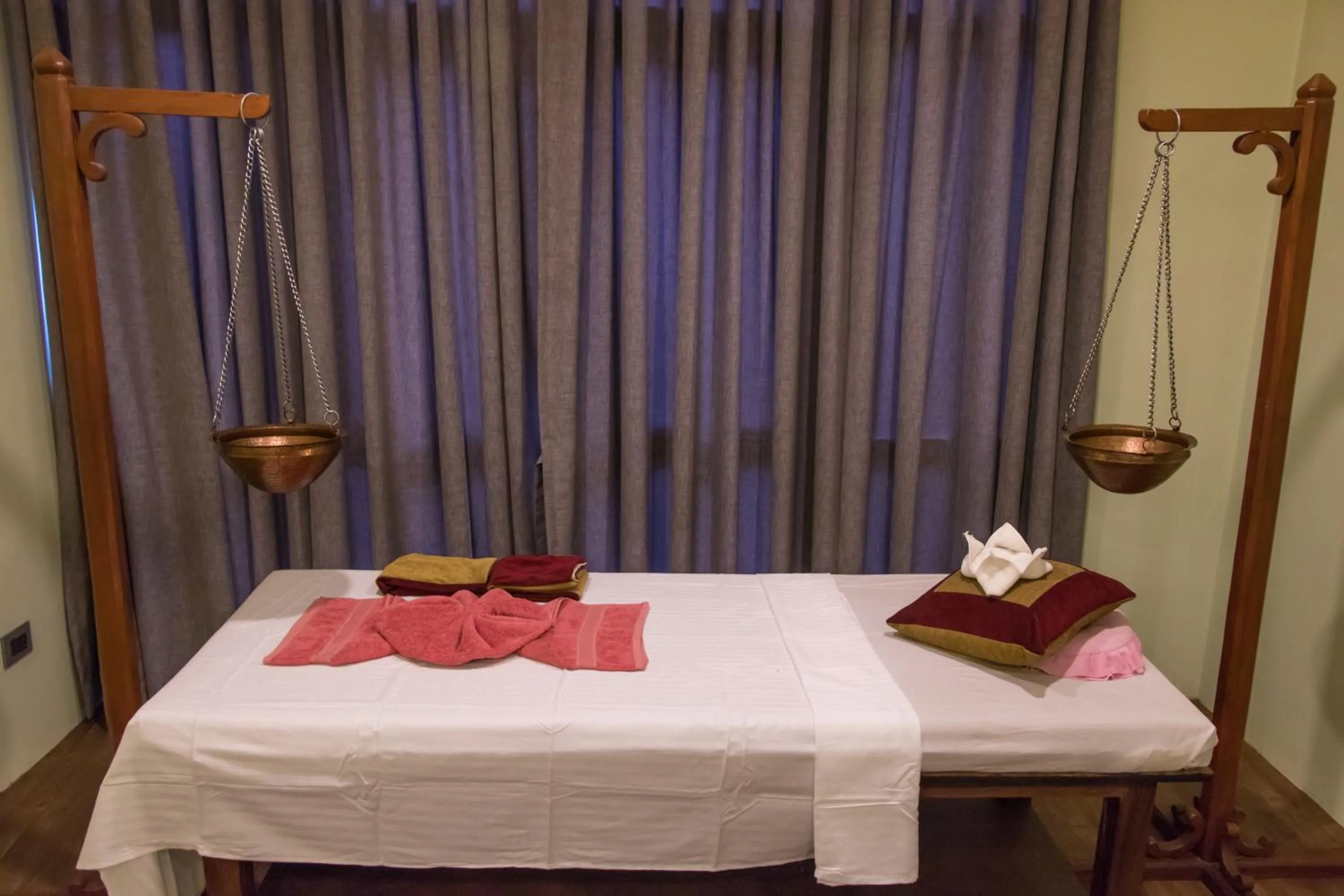 Massage, Bed in Retro Hotel and Spa
