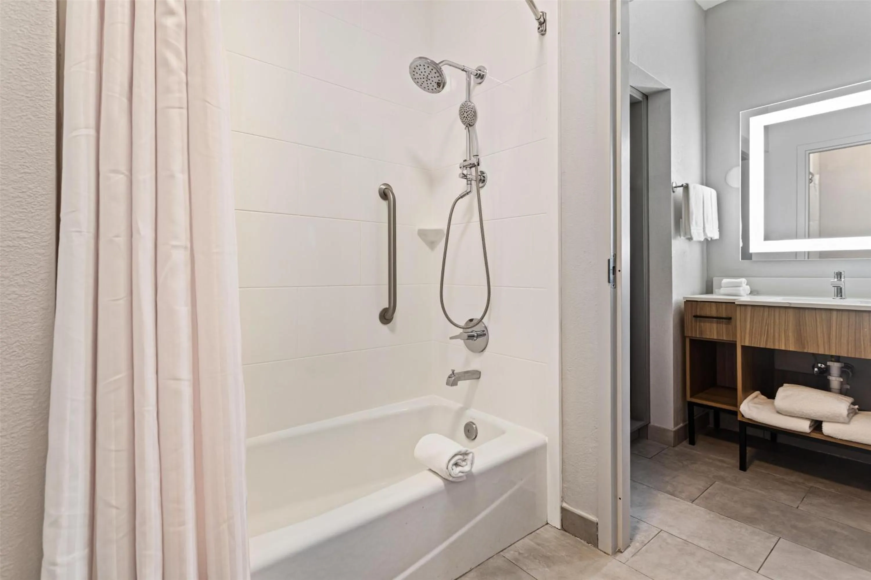 Bathroom in Homewood Suites Beaumont