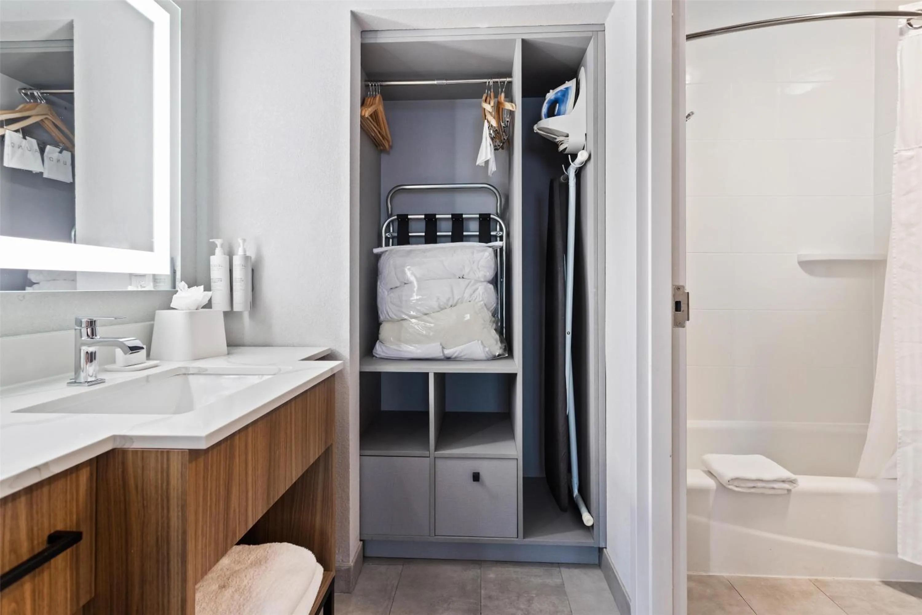 Bathroom, Bed in Homewood Suites Beaumont