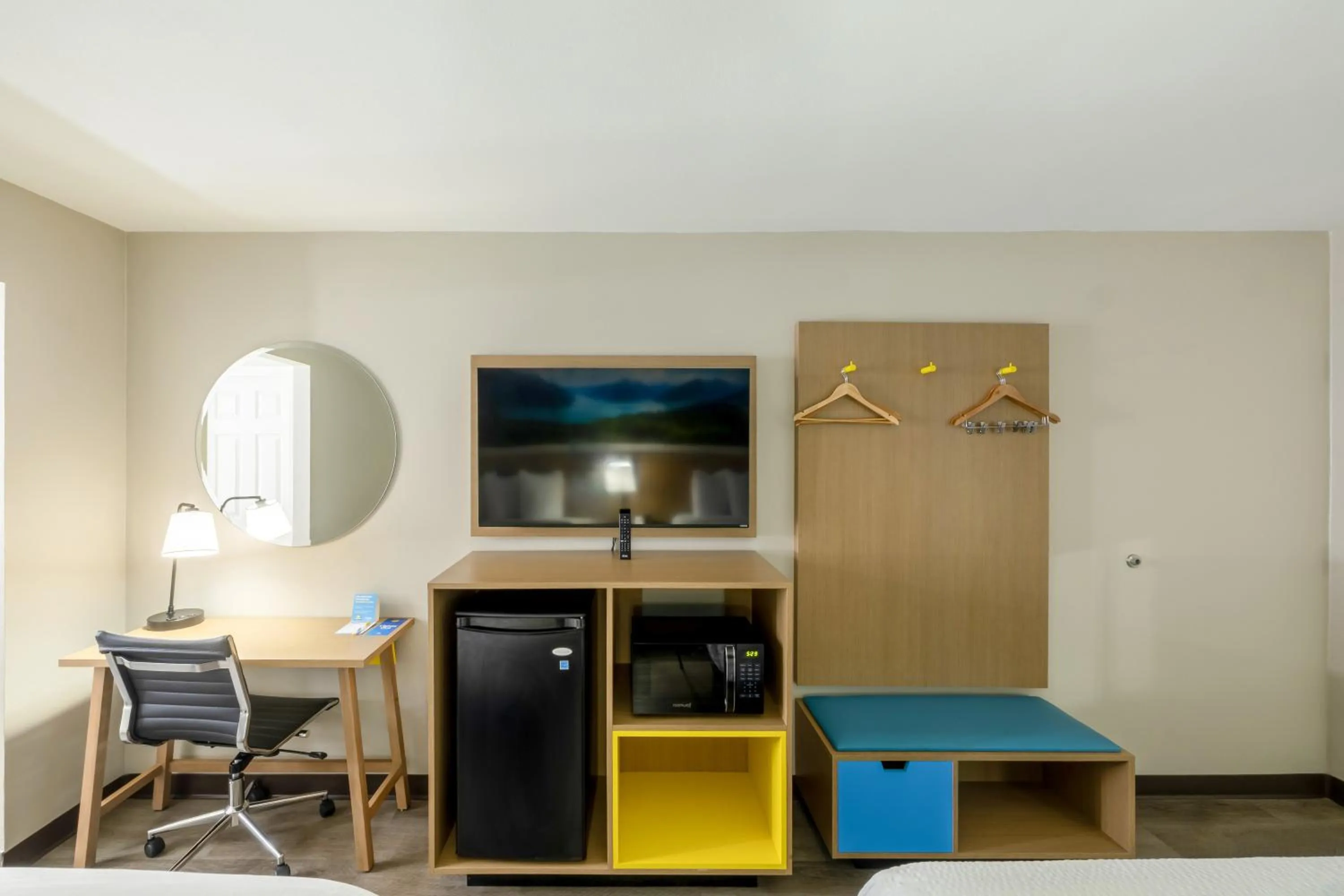 TV and multimedia in Days Inn & Suites by Wyndham Bossier City - Casino Area