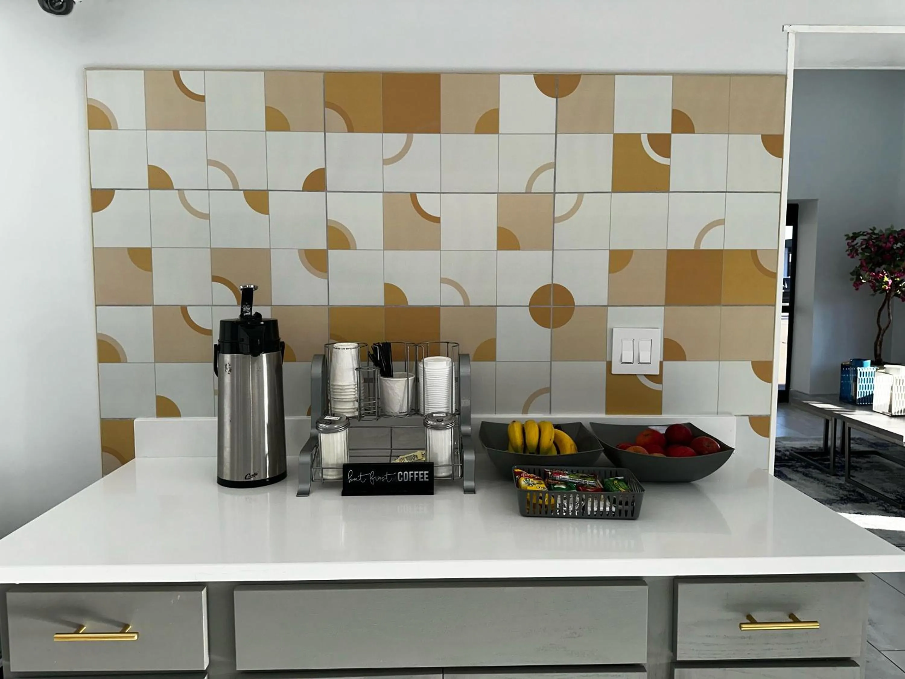 Coffee/tea facilities in Days Inn & Suites by Wyndham Bossier City - Casino Area