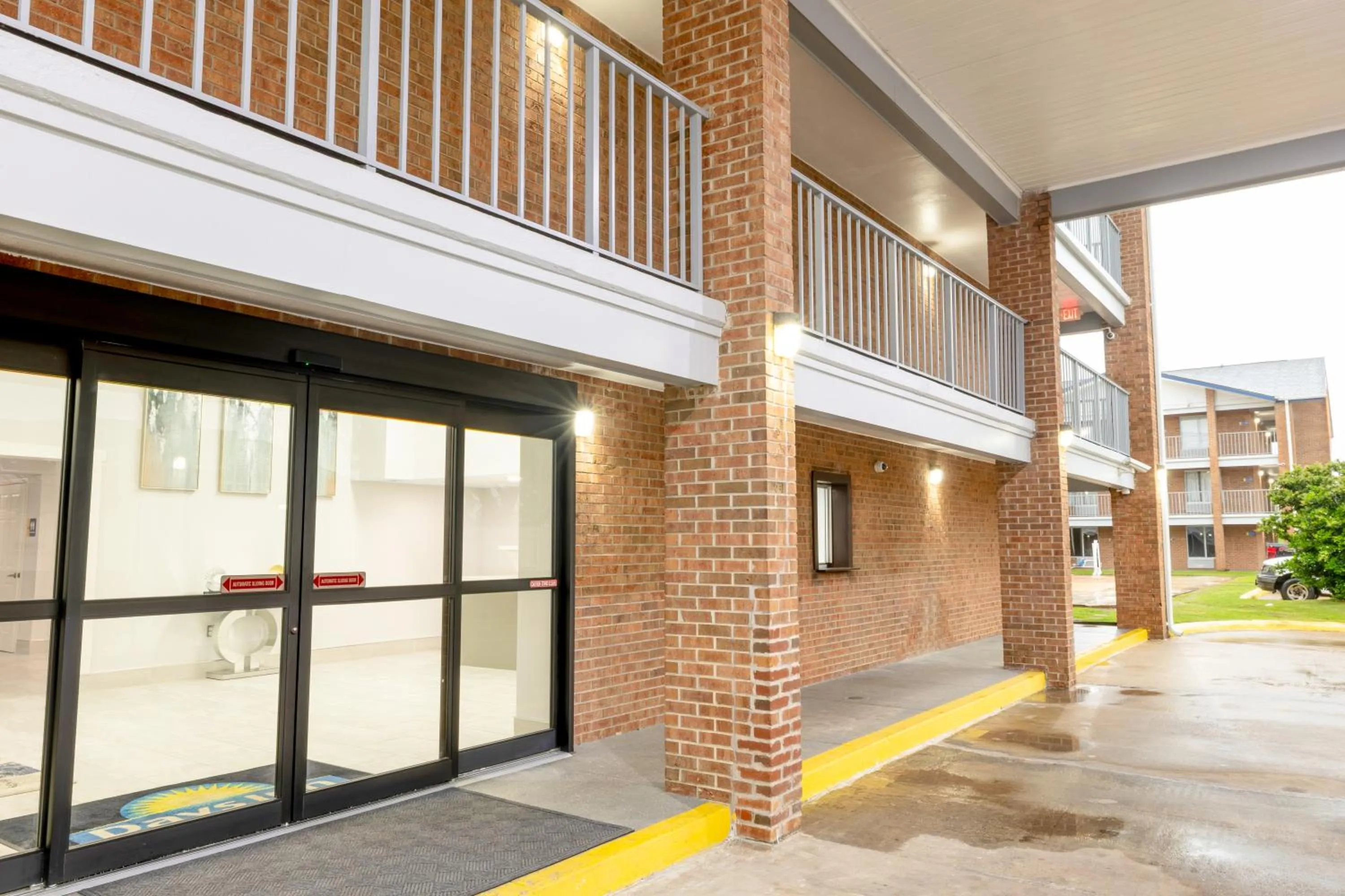 Facade/entrance in Days Inn & Suites by Wyndham Bossier City - Casino Area